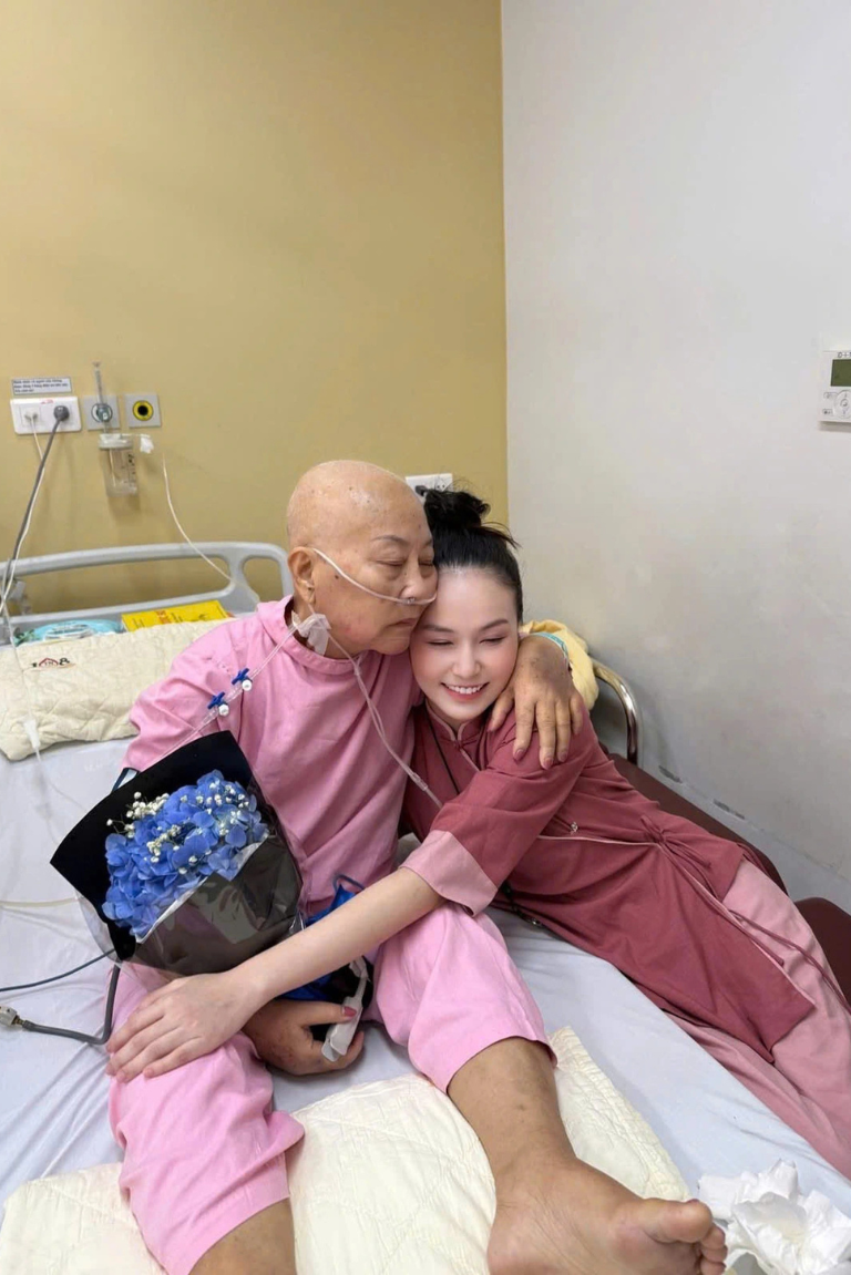 Mẹ Tuấn Hưng xem con dâu như con gái. Ảnh: Facebook nhân vật.