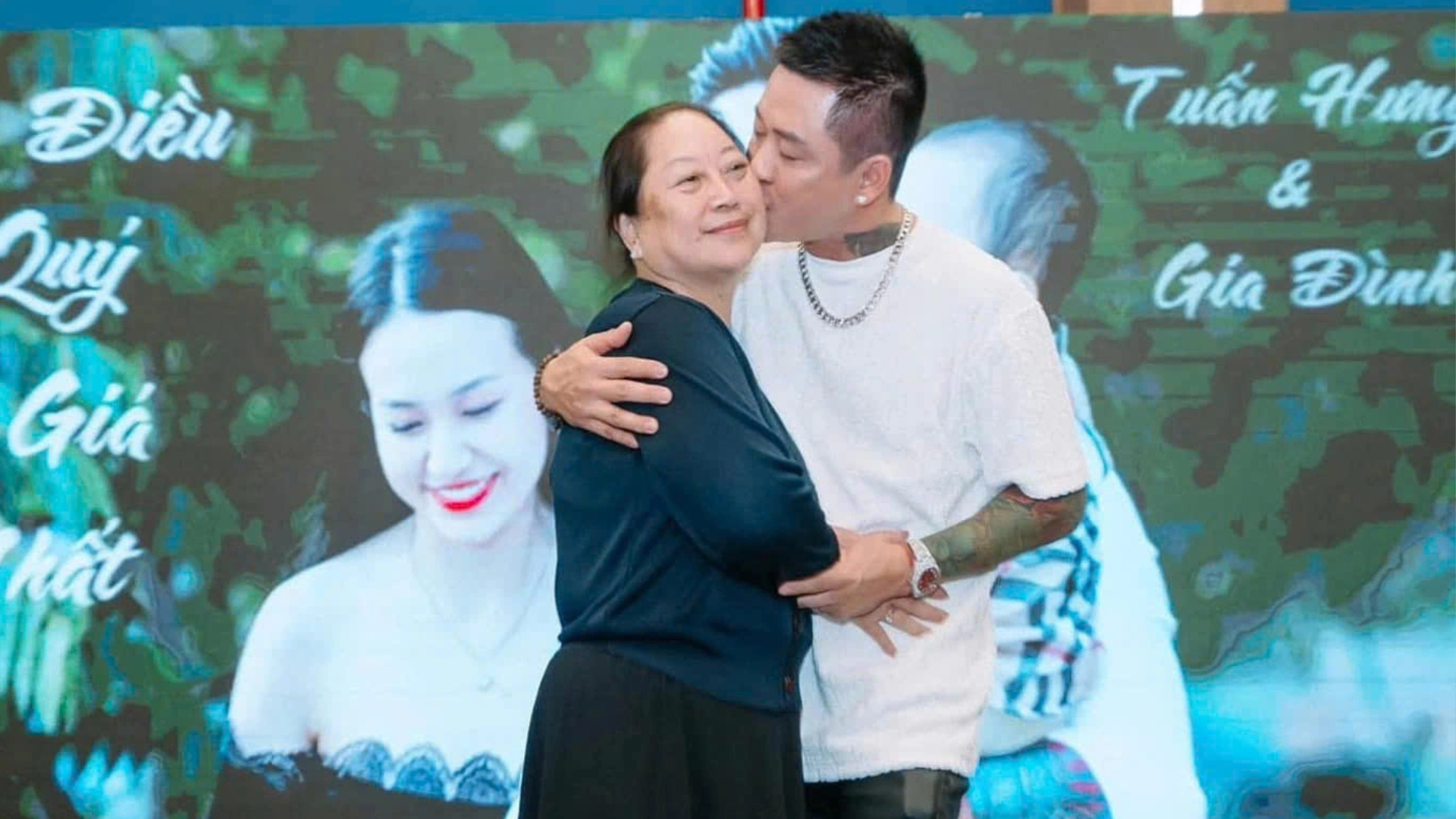 Ca sĩ Tuấn Hưng và mẹ. Ảnh: Facebook nhân vật