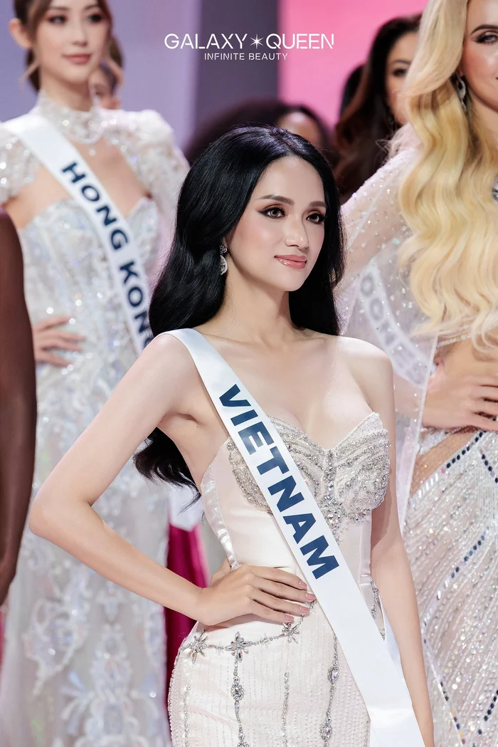 Hương Giang tự hào đeo sash Việt Nam, gặp sự cố nhỏ tại Miss Universe 2025 - ảnh 3
