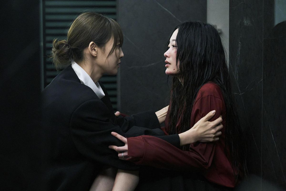 Diễn viên Jeon So-nee (trái) và Lee Yoo-mi trong một cảnh của series Netflix “As You Stood By.  Ảnh: Netflix.