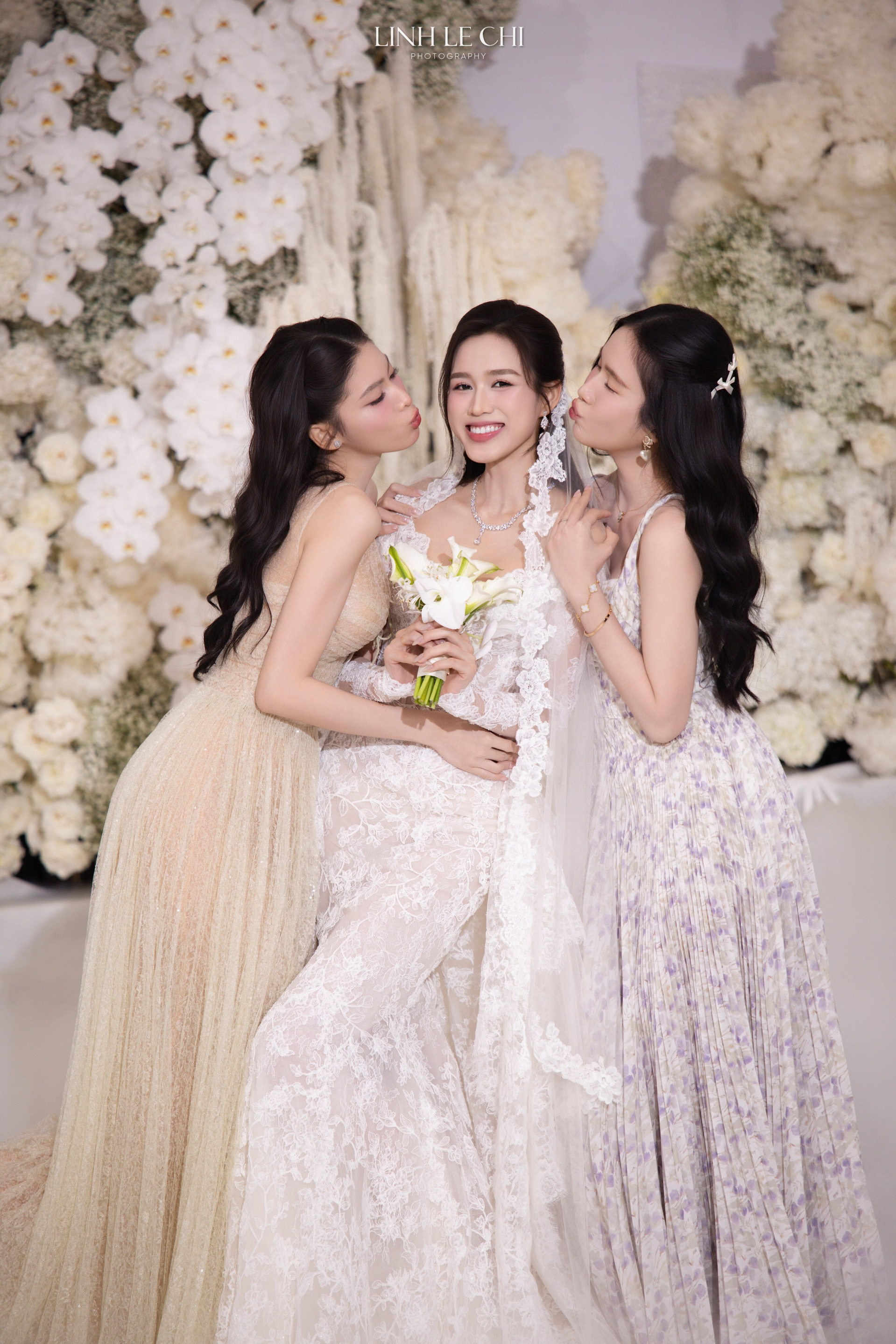 Á hậu 1 Phương Anh và Á hậu 2 Ngọc Thảo hội ngộ cùng Hoa hậu Đỗ Thị Hà trong ngày cưới.