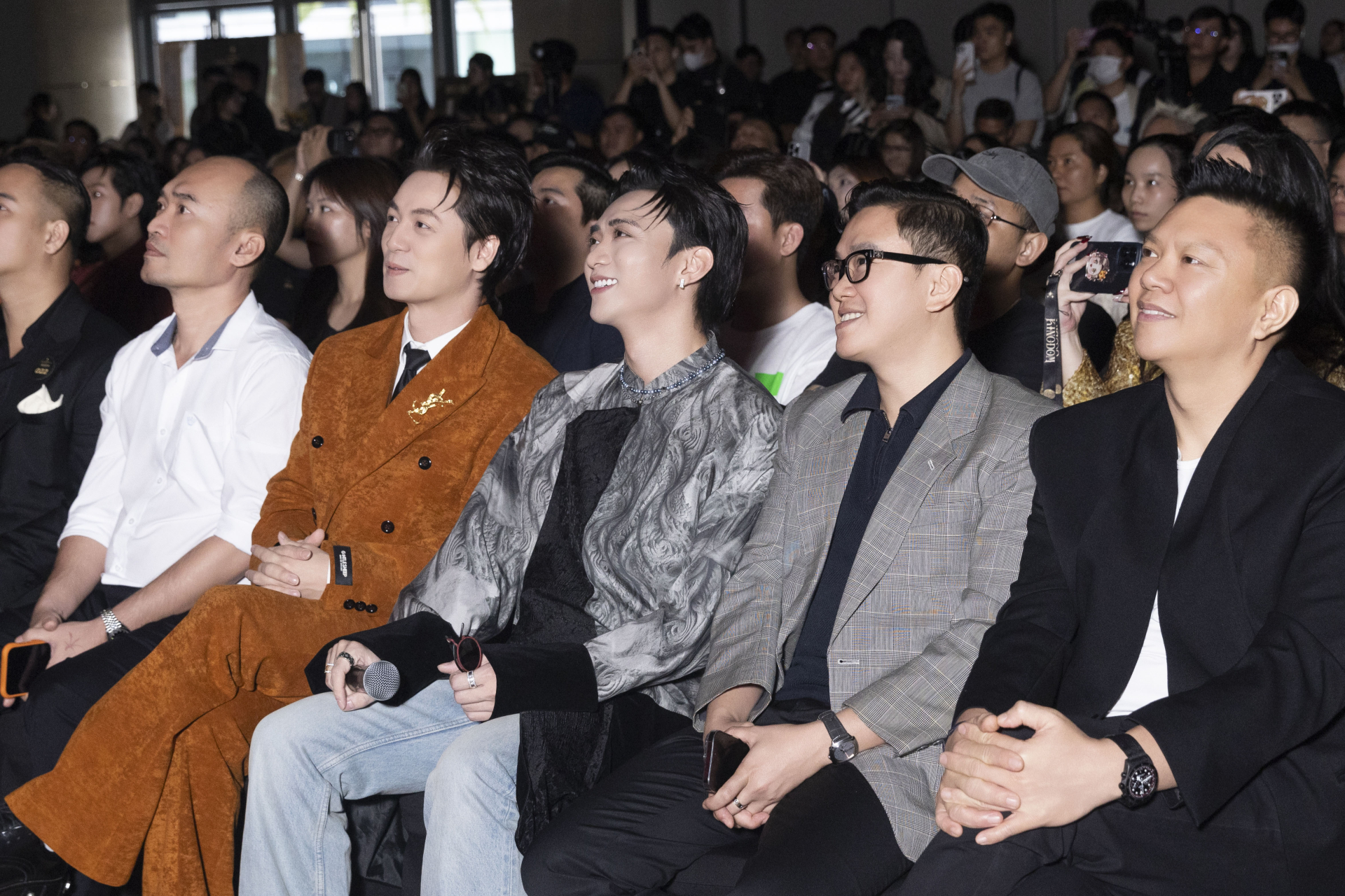 NSND Huỳnh Tú xúc động và tự hào về SOOBIN: 'MV Mục Hạ Vô Nhân là món quà trả ơn dành cho bố” - ảnh 2