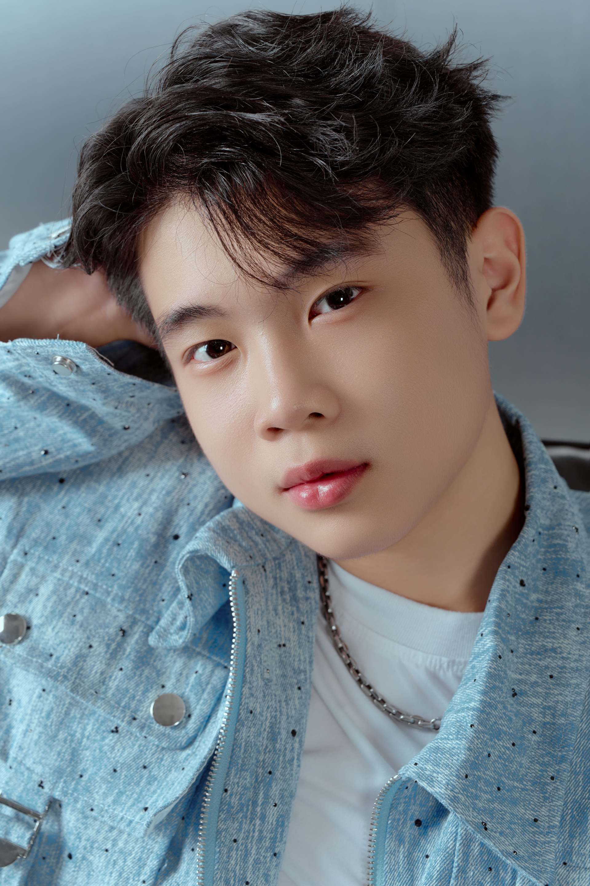 Ở concept đầu tiên, Bảo Long chọn trang phục denim xanh nhạt được thiết kế tinh tế với form dáng rộng đầy phóng khoáng.