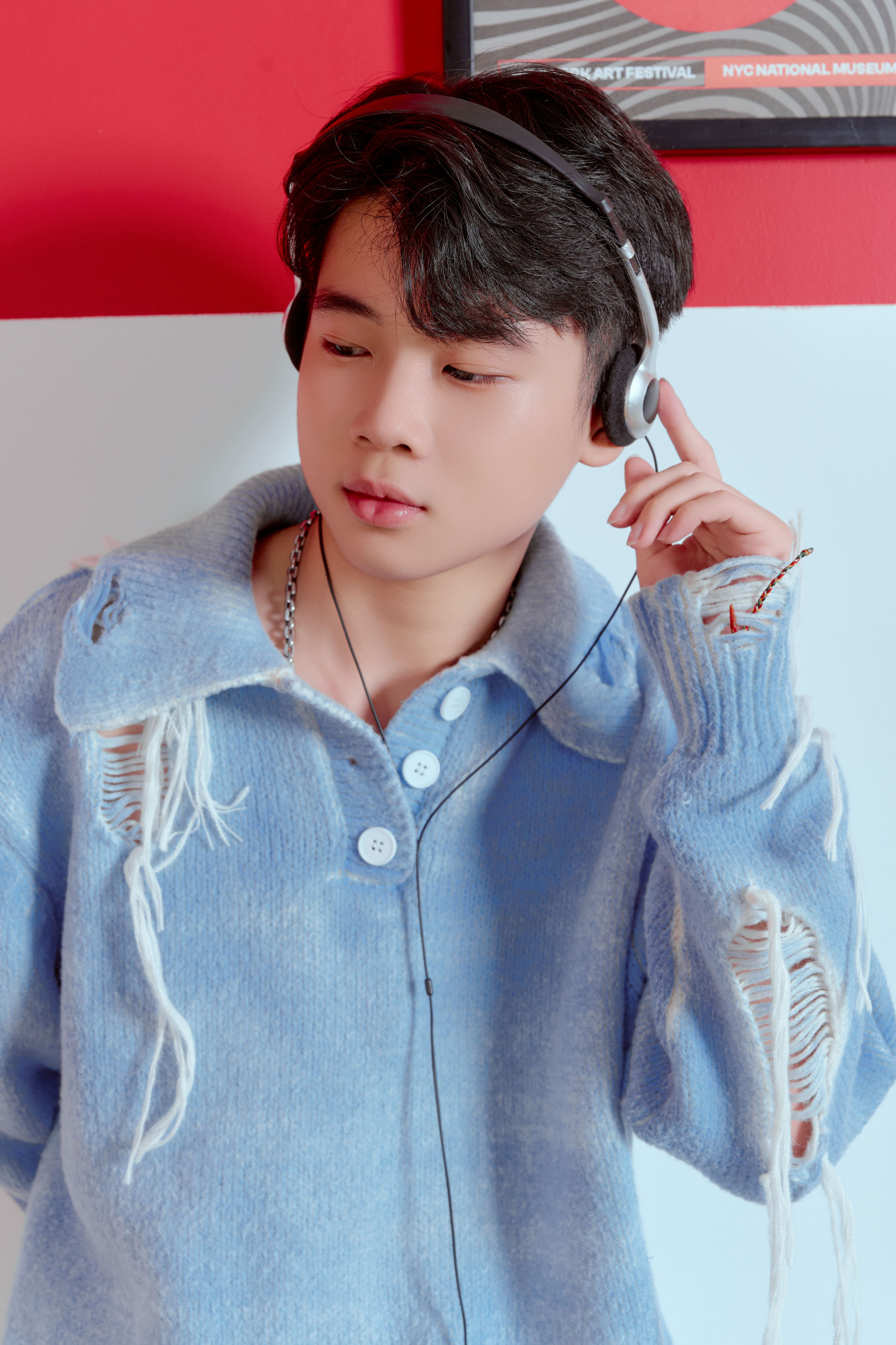 Trong concept thứ hai, Bảo Long hóa thân thành ‘nam thần’ tuổi teen với sweater xanh baby, quần trắng và sneakers năng động.