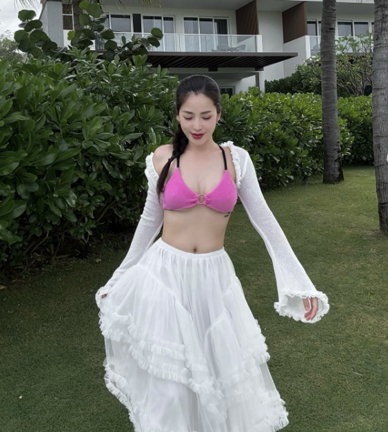 Puka lần đầu khoe vóc dáng sau sinh, rạng rỡ trong loạt ảnh bikini - ảnh 3