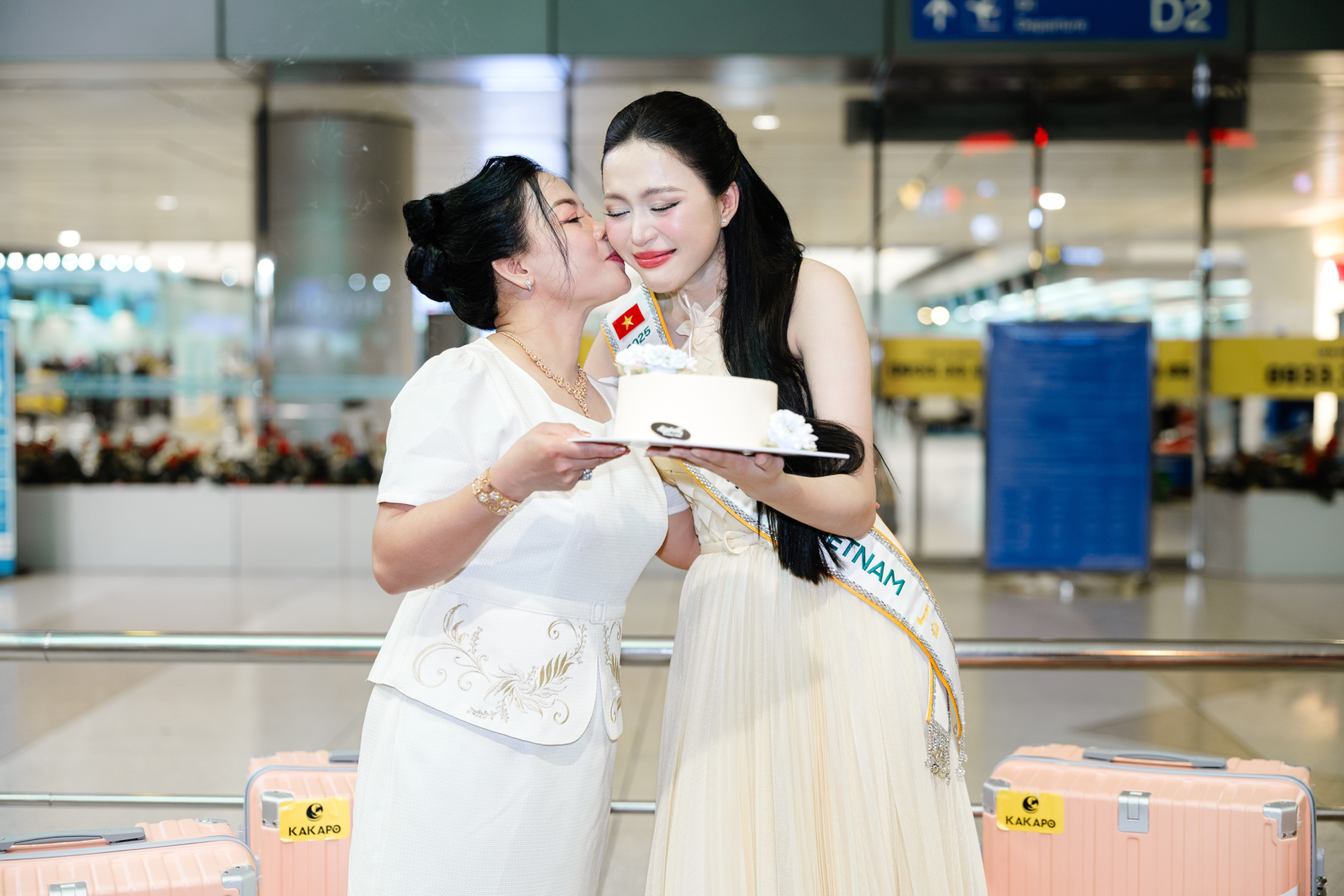 Hoa hậu Kiều Duy mang 100 kg hành lý, 30 bộ trang phục sang Nhật thi Miss International - ảnh 2