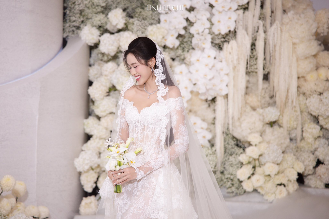 Khách mời bất ngờ với món quà lạ trong đám cưới Hoa hậu Đỗ Thị Hà và thiếu gia nhà giàu - ảnh 2