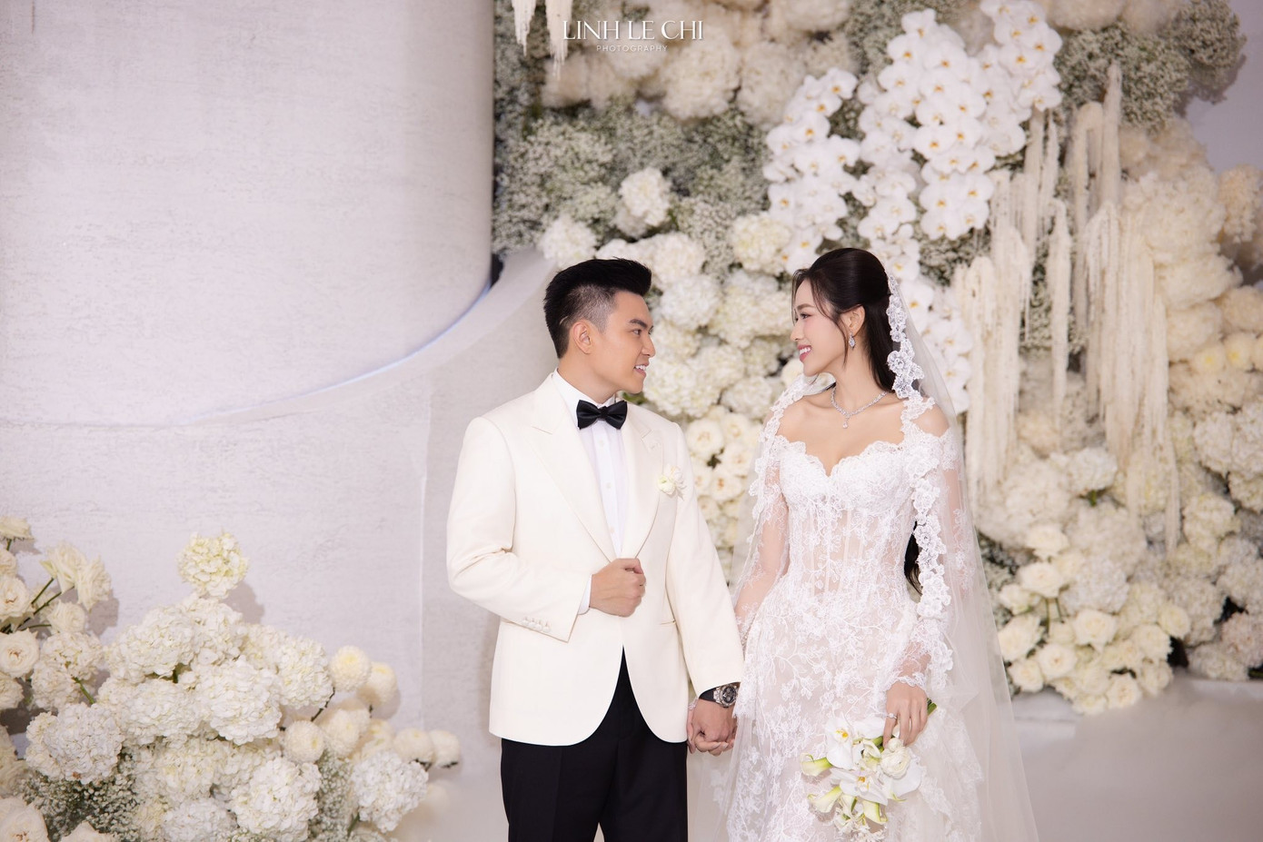 Đỗ Thị Hà hạnh phúc bên Nguyễn Viết Vương. Ảnh: Linh Lê Chí