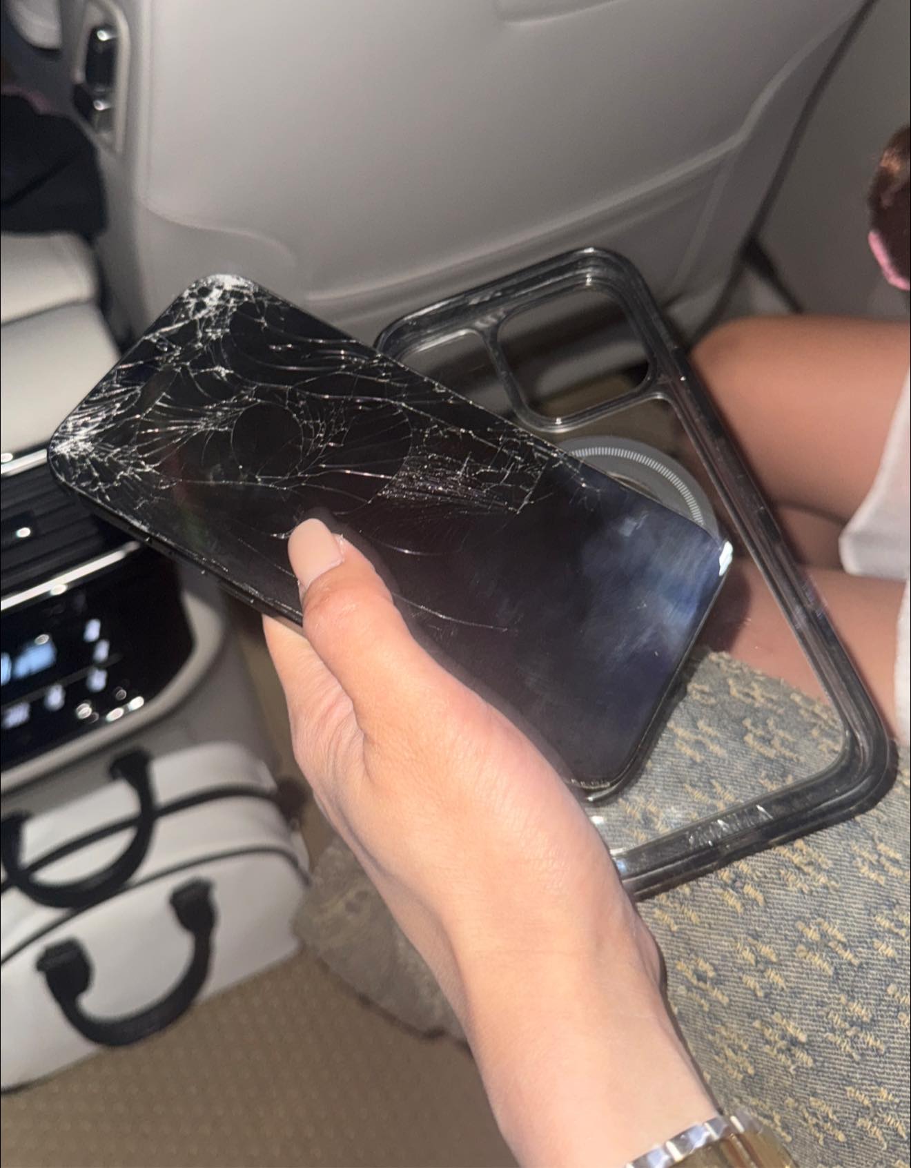 Diệp Lâm Anh đăng tải hình ảnh chiếc điện thoại vỡ nát và cho biết đã trình báo cơ quan chức năng để làm rõ vụ việc liên quan đến hành vi cố ý làm hư hại tài sản.