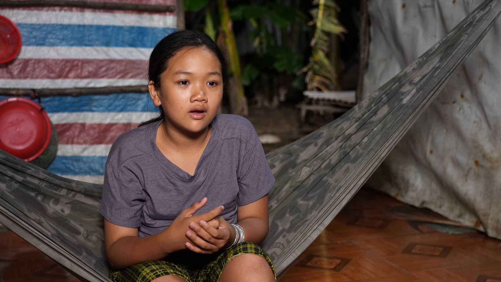 Huỳnh Lập và Lâm Hùng xúc động trước nghị lực của bé gái mồ côi mẹ ở Cà Mau - ảnh 1