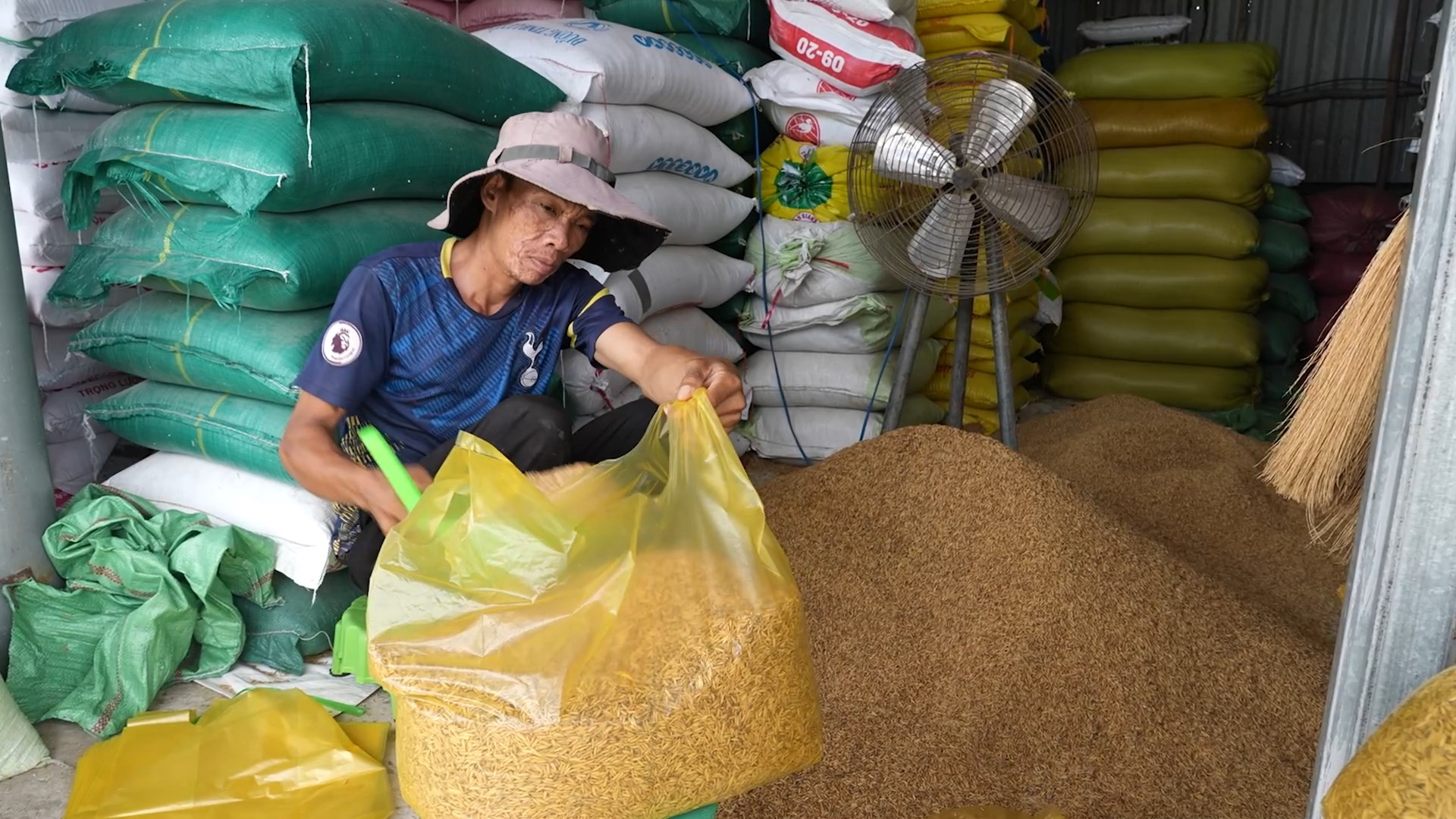 Huỳnh Lập và Lâm Hùng xúc động trước nghị lực của bé gái mồ côi mẹ ở Cà Mau - ảnh 2