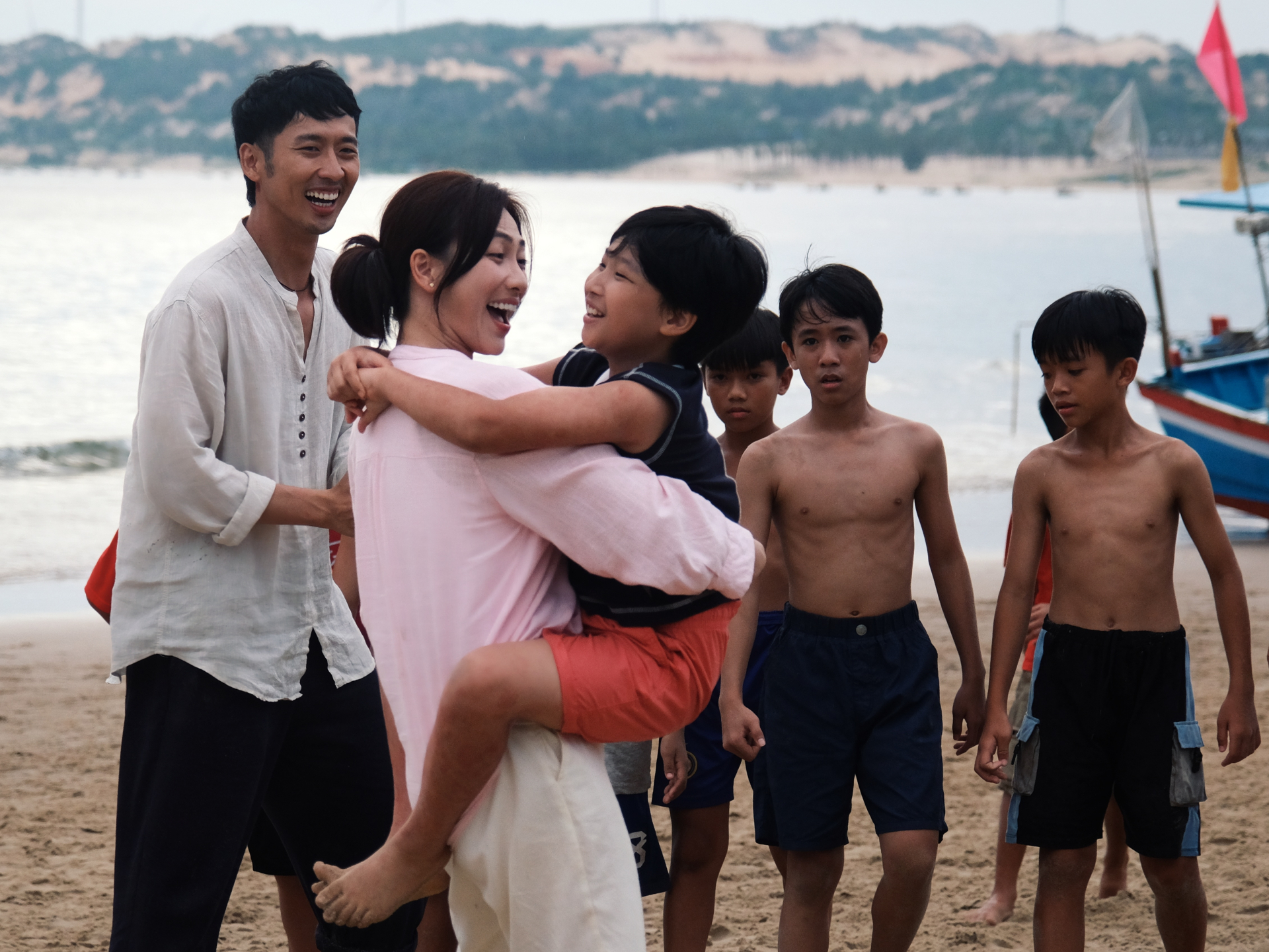 Phương Anh Đào “không dây dưa cảm xúc cá nhân” với Tuấn Trần trong teaser phim Tết 2026 - ảnh 1