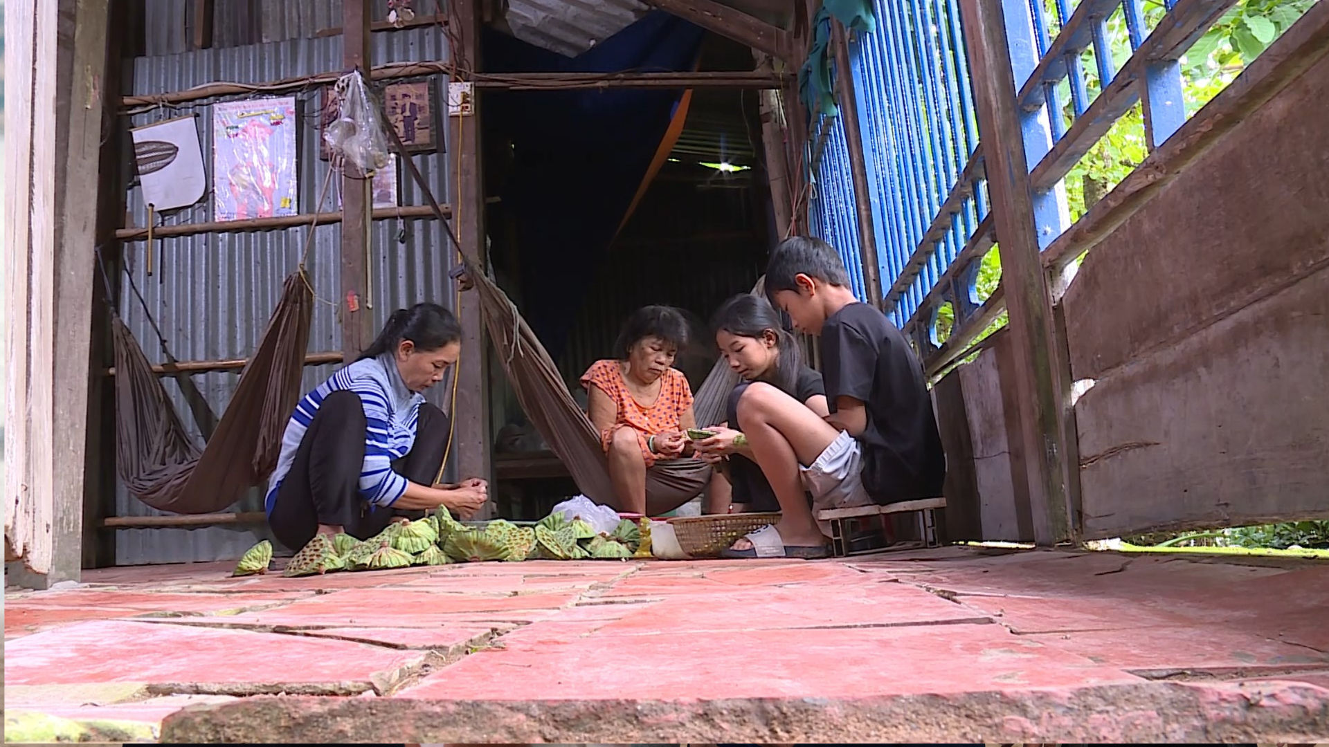 Huỳnh Lập và Lâm Hùng xúc động trước nghị lực của bé gái mồ côi mẹ ở Cà Mau - ảnh 4