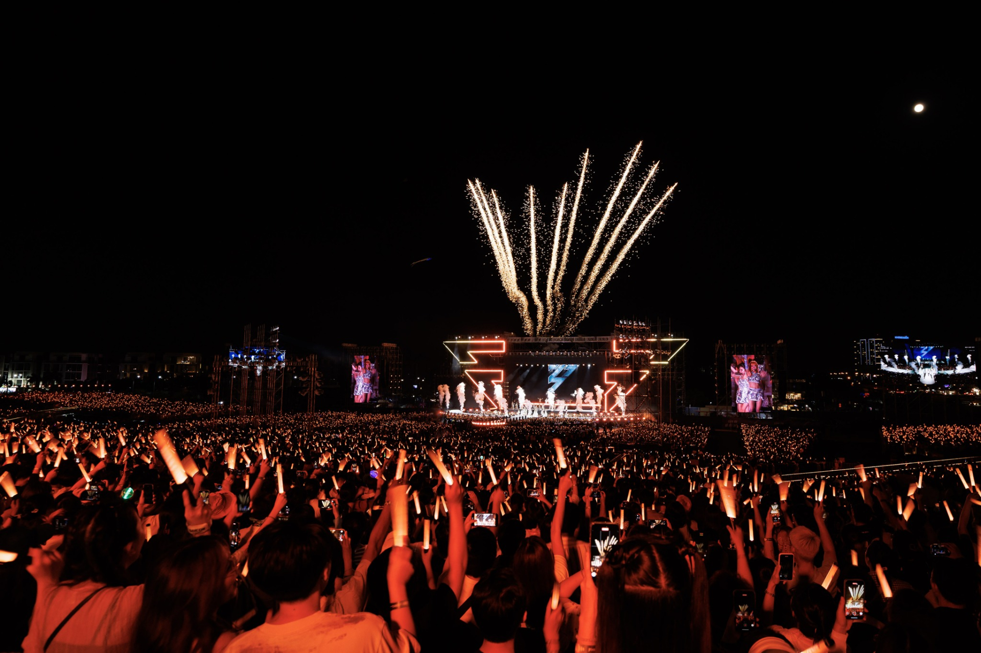 Chị Đẹp Đạp Gió Rẽ Sóng