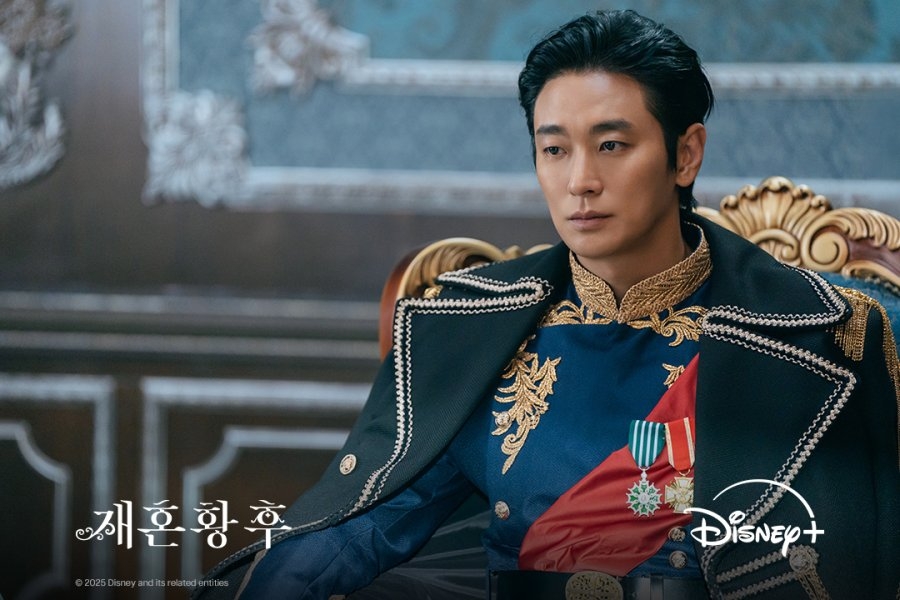 Joo Ji Hoon là Hoàng đế như xé truyện bước ra.