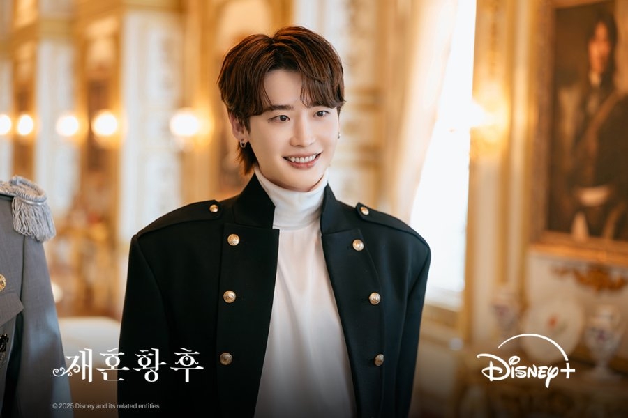 Lee Jong Suk hóa thân thành Heinrey, người kế thừa ngai vàng Đế quốc phương Tây.