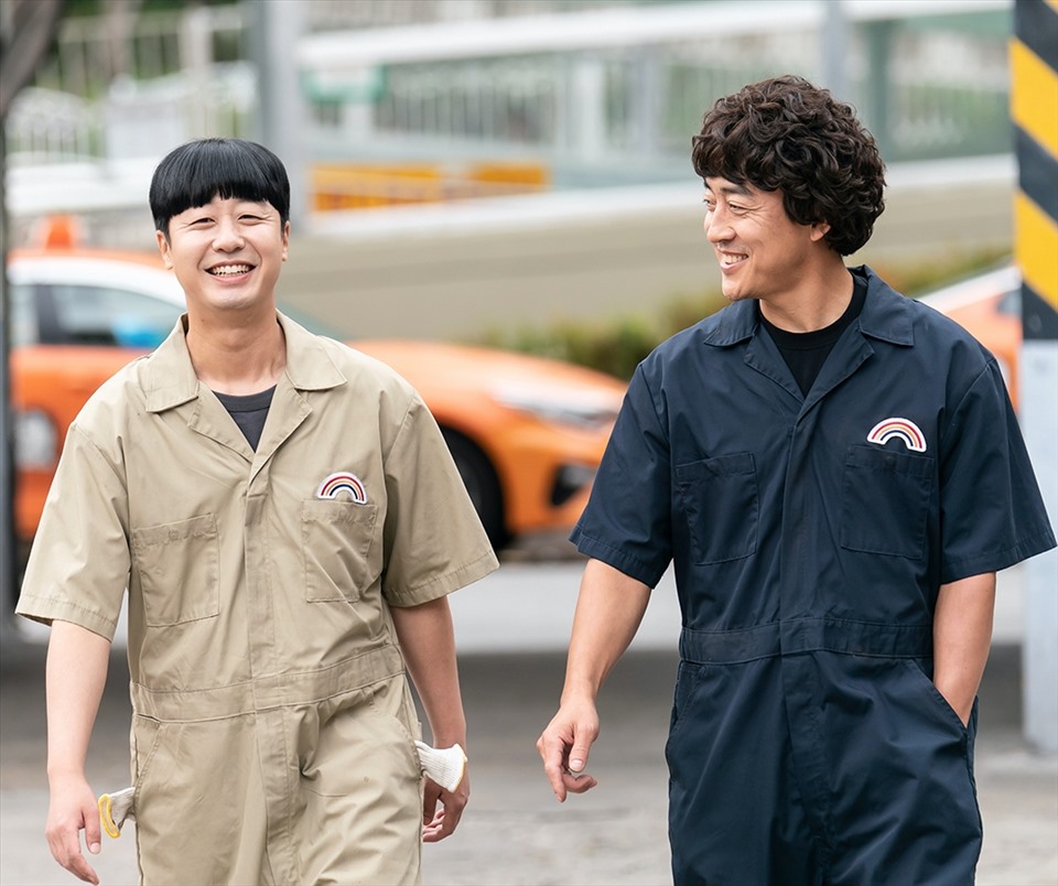 Park Jin Uhn và Choi Kyung Goo, bộ đôi kỹ sư vừa hài hước vừa quan trọng trong các phi vụ của đội