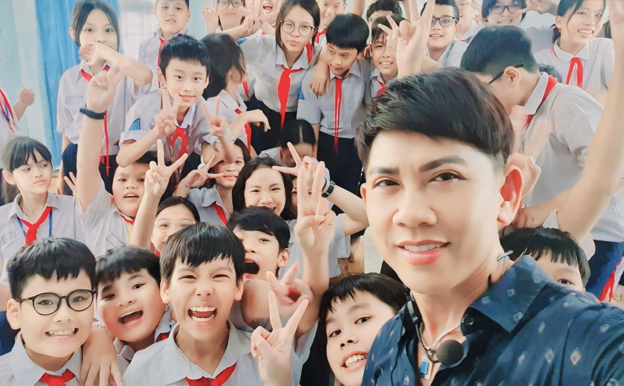 Ca sĩ, thầy giáo Mai Tuấn và hành trình giữ lửa âm nhạc từ đồng lương đứng lớp - ảnh 1