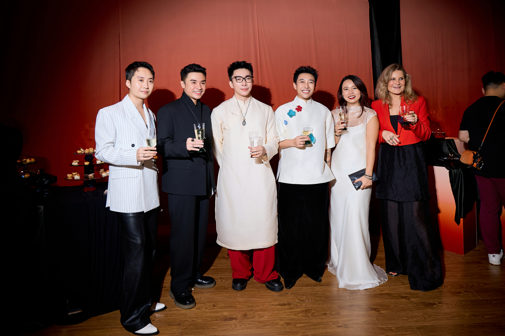 Bước tiến mới trong sự nghiệp nghệ thuật của stylist Hoàng Ku - ảnh 1