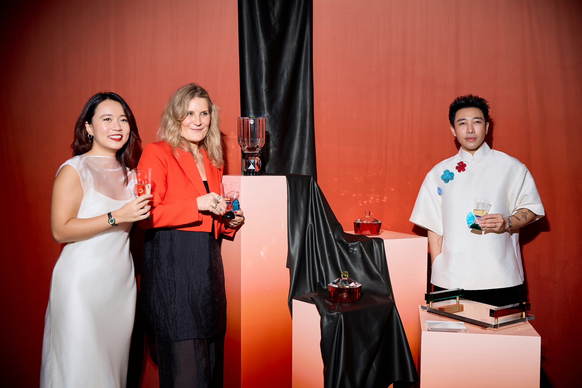 Bước tiến mới trong sự nghiệp nghệ thuật của stylist Hoàng Ku - ảnh 4