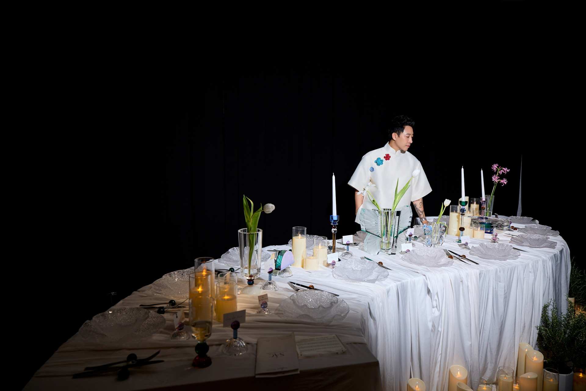 Bước tiến mới trong sự nghiệp nghệ thuật của stylist Hoàng Ku - ảnh 6