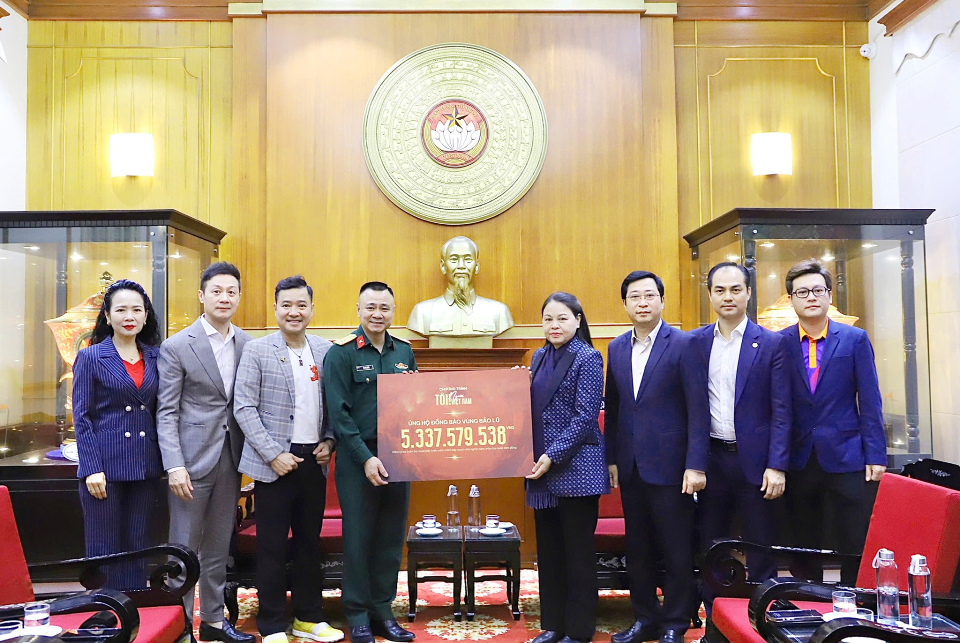 Đêm nhạc “Tôi! Người Việt Nam” kết nối triệu trái tim, gây quỹ hơn 5,3 tỷ đồng gửi tới đồng bào vùng lũ, khẳng định sức mạnh của tình người Việt.