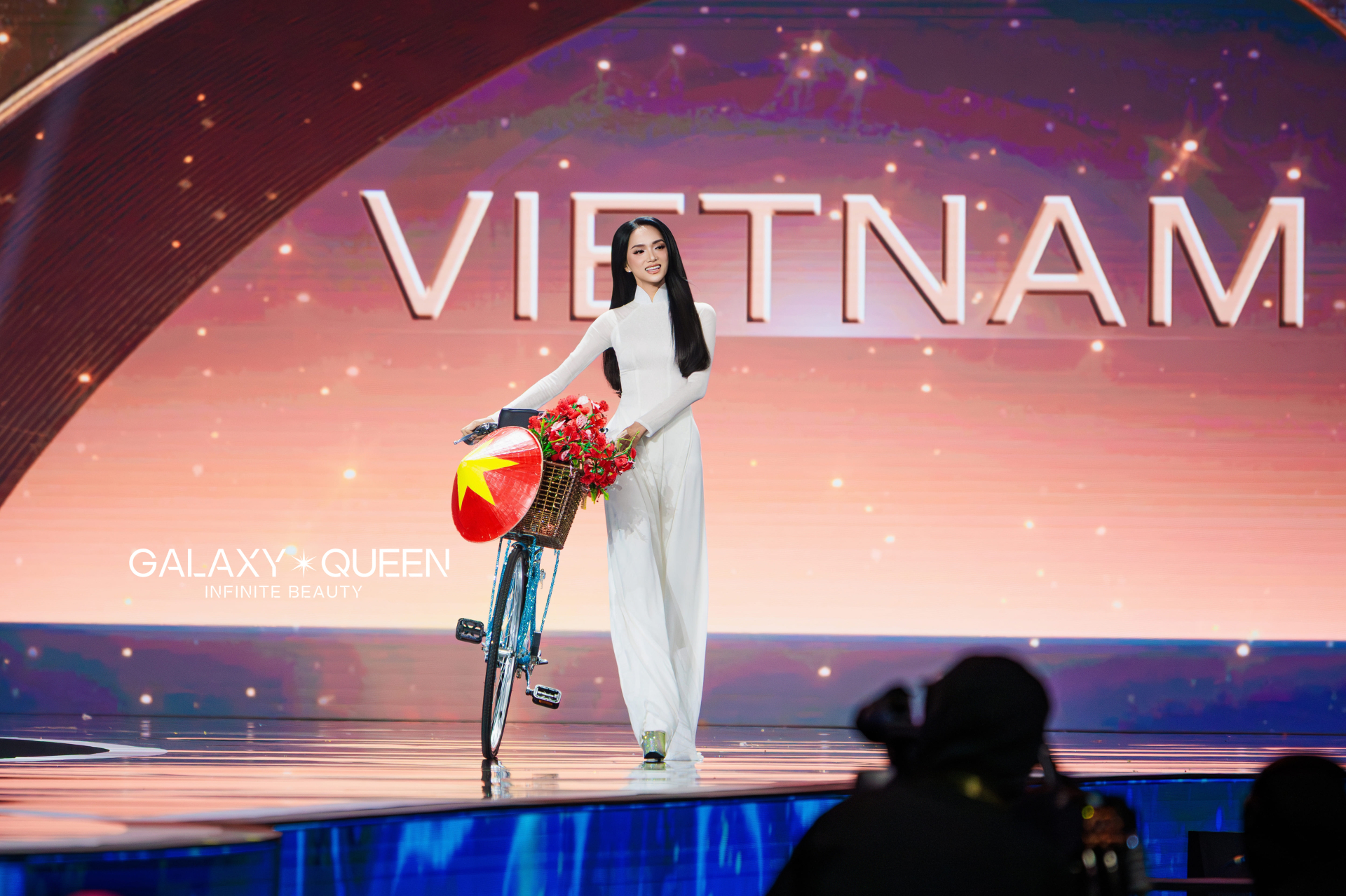 Ngô Mạnh Đông Đông tiết lộ bộ trang phục dân tộc “độc nhất vô nhị” của Hương Giang tại Miss Universe Vietnam - ảnh 2