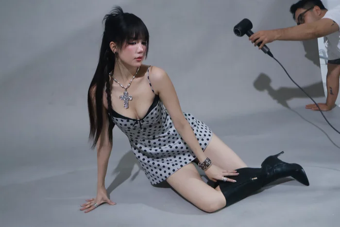 Ngoài những bộ ảnh sexy, cô vẫn biết tiết chế trang phục phù hợp với từng công việc và hoàn cảnh. Ảnh: FBNV