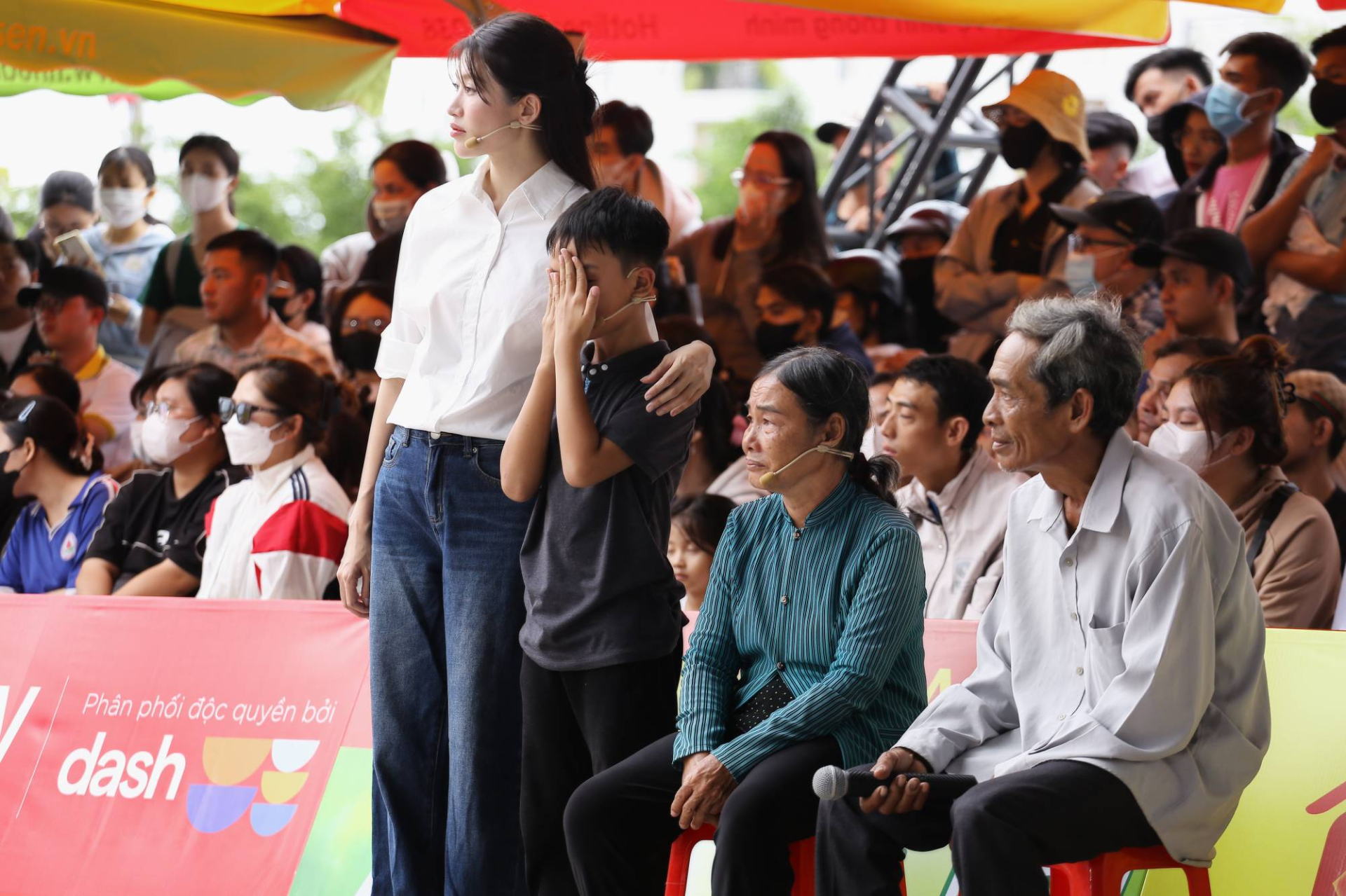 Chế Nguyễn Quỳnh Châu và ca sĩ Hồ Phi Nal góp sức mang về 100 triệu đồng cho trẻ em mồ côi - ảnh 1