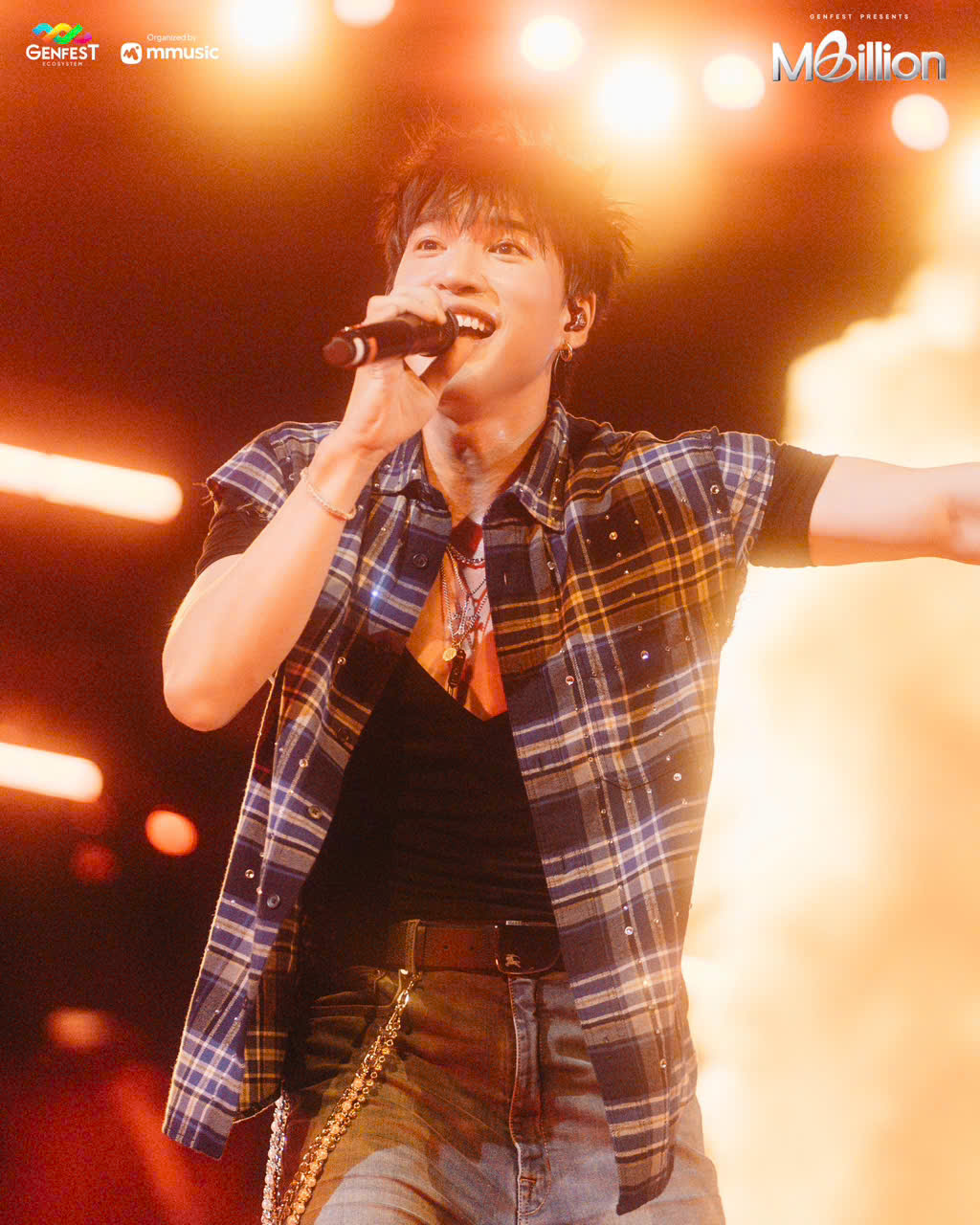 HIEUTHUHAI gây xúc động khi ủng hộ 400 triệu đồng cho miền Trung ngay trên sân khấu - ảnh 1