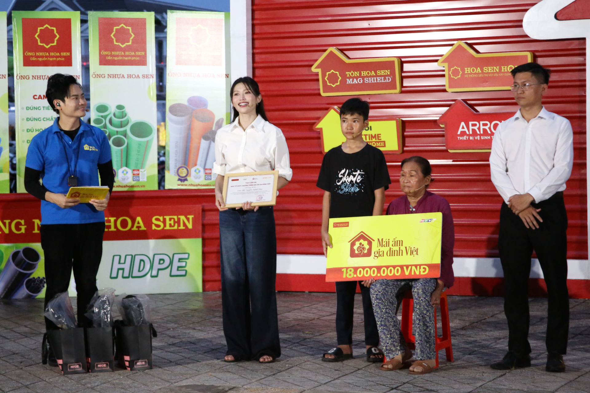 Chế Nguyễn Quỳnh Châu và ca sĩ Hồ Phi Nal góp sức mang về 100 triệu đồng cho trẻ em mồ côi - ảnh 5