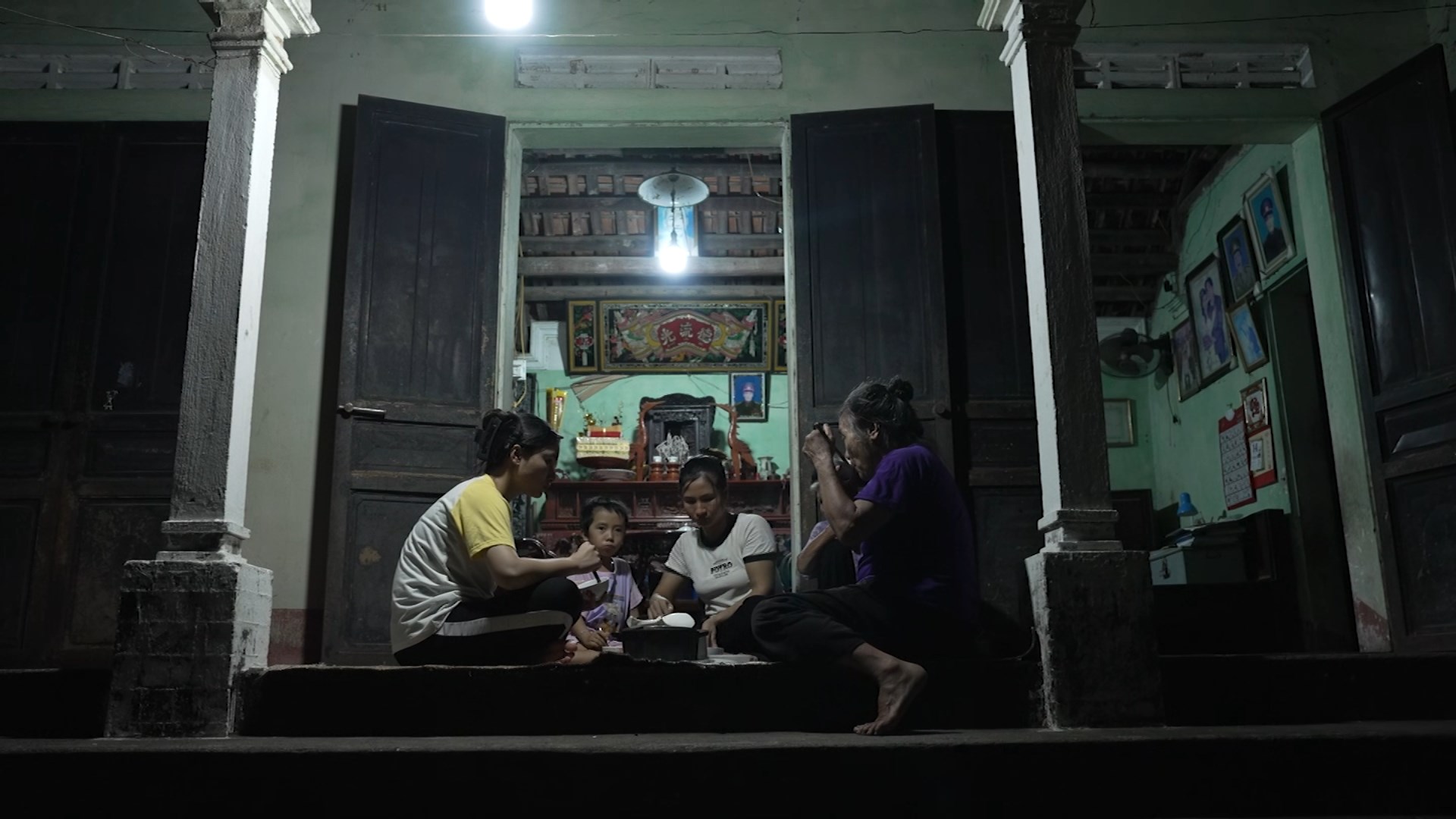 Thành Trung, Diệu Nhi khóc nức nở trước cảnh người mẹ trẻ gồng gánh nuôi gia đình 5 người - ảnh 2