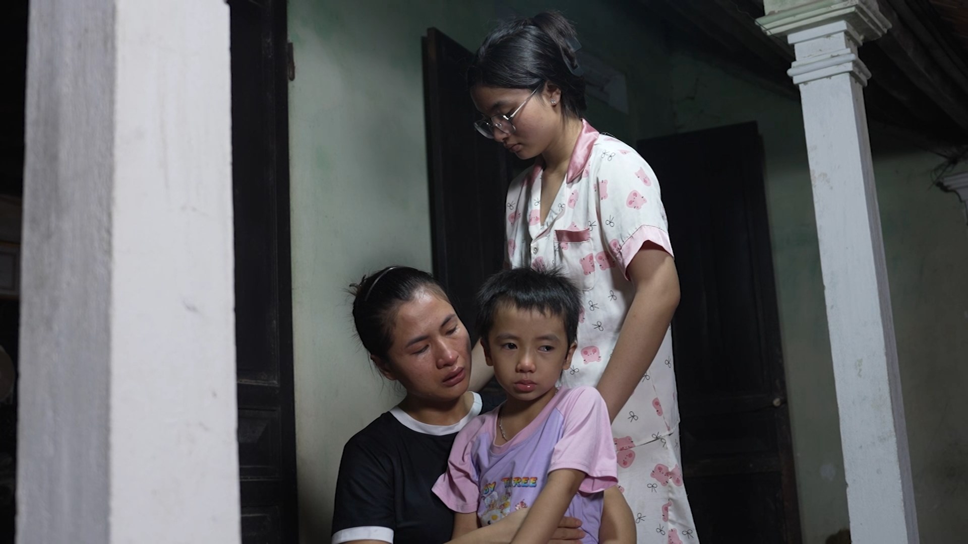 Thành Trung, Diệu Nhi khóc nức nở trước cảnh người mẹ trẻ gồng gánh nuôi gia đình 5 người - ảnh 3