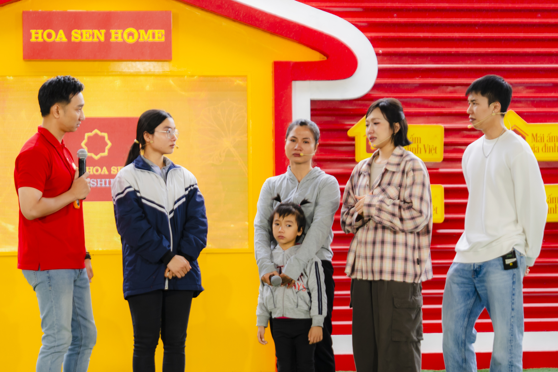 Thành Trung, Diệu Nhi khóc nức nở trước cảnh người mẹ trẻ gồng gánh nuôi gia đình 5 người - ảnh 4