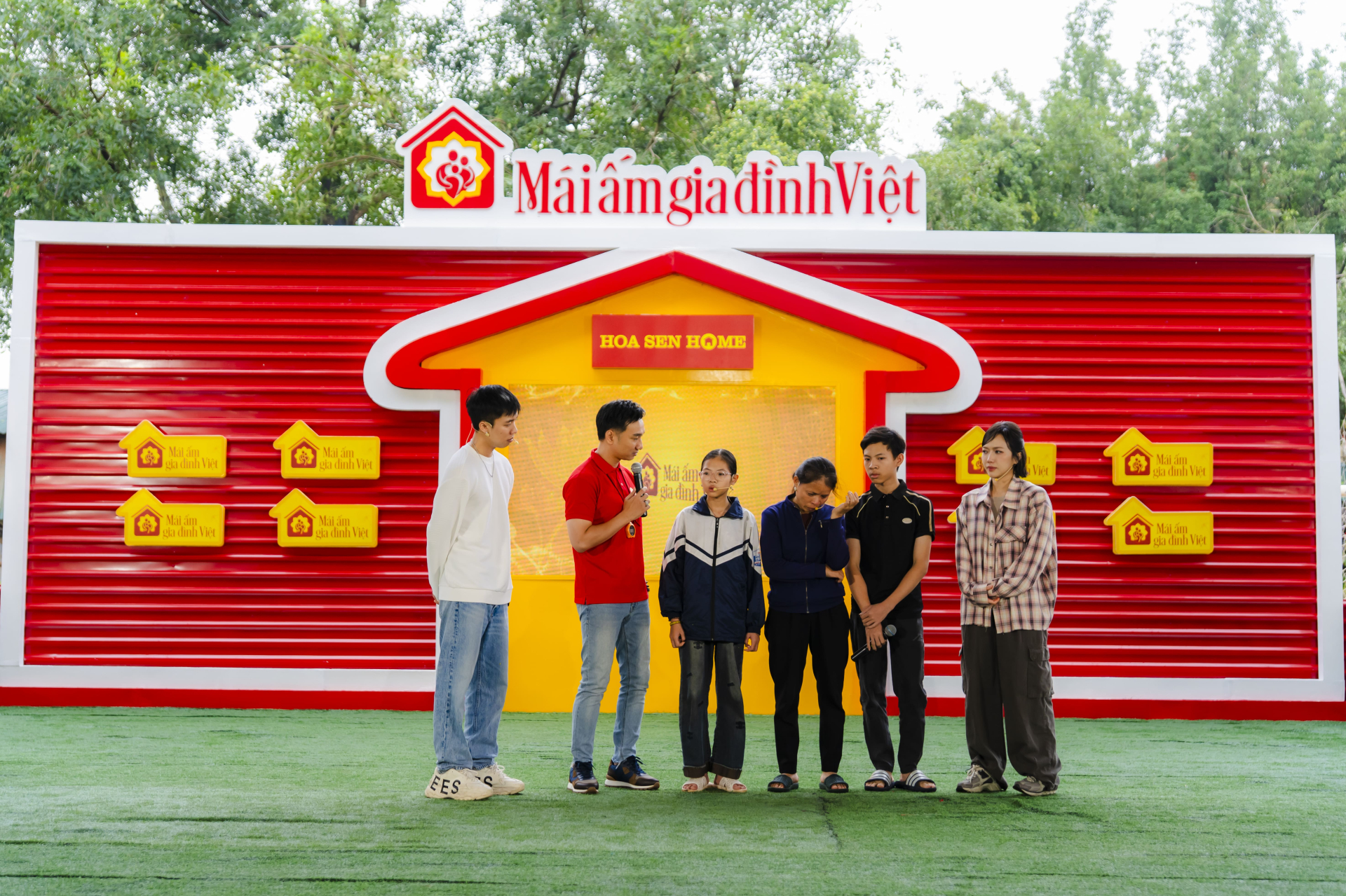 Thành Trung, Diệu Nhi khóc nức nở trước cảnh người mẹ trẻ gồng gánh nuôi gia đình 5 người - ảnh 7