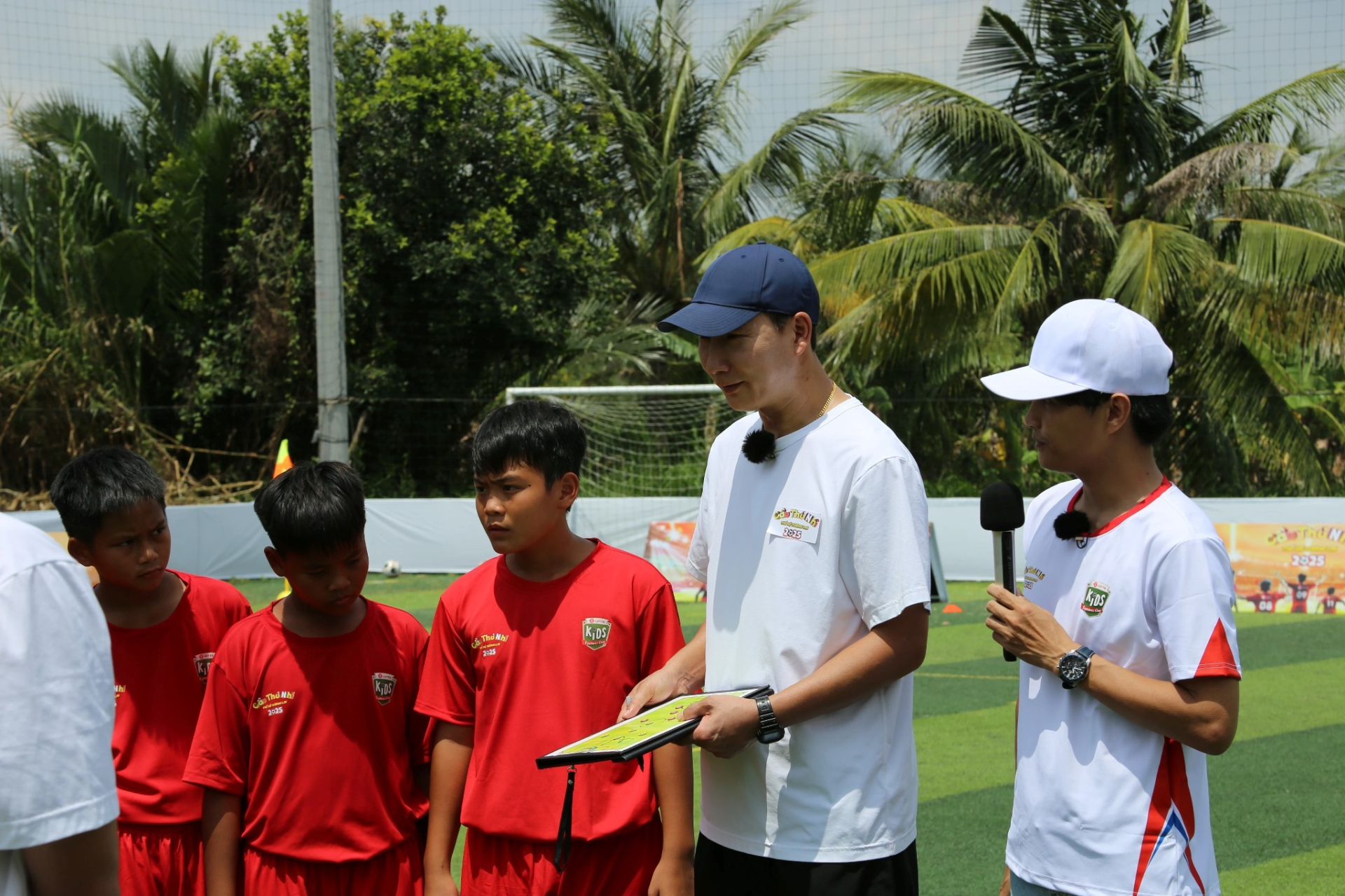 HLV Kim Sang Sik xuất hiện tại Cầu thủ nhí 2025 đã nhận được nhiều sự chú ý từ khán giả.