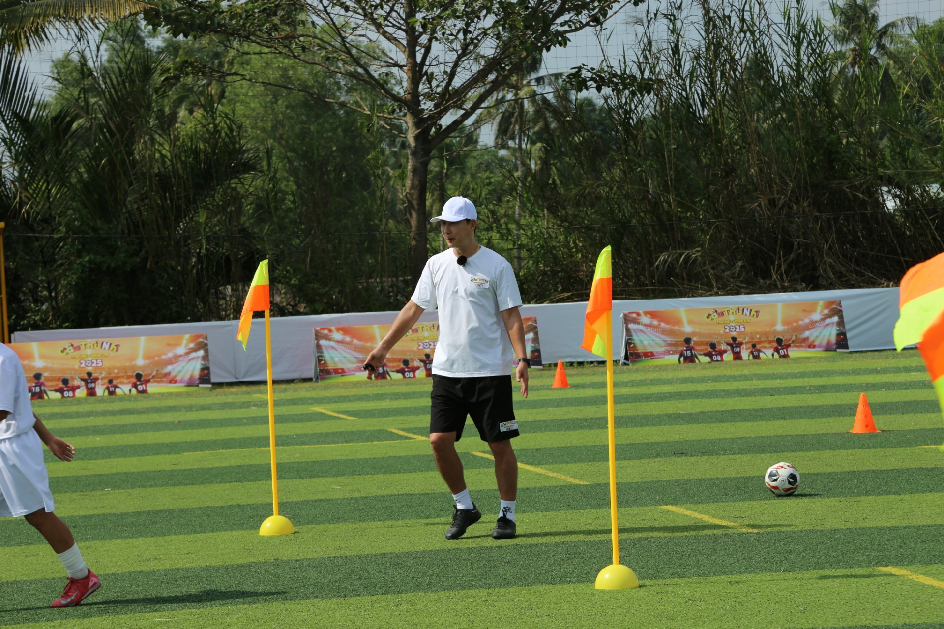 HLV Kim Sang Sik bất ngờ trước tài năng của các cầu thủ nhí năm nay.