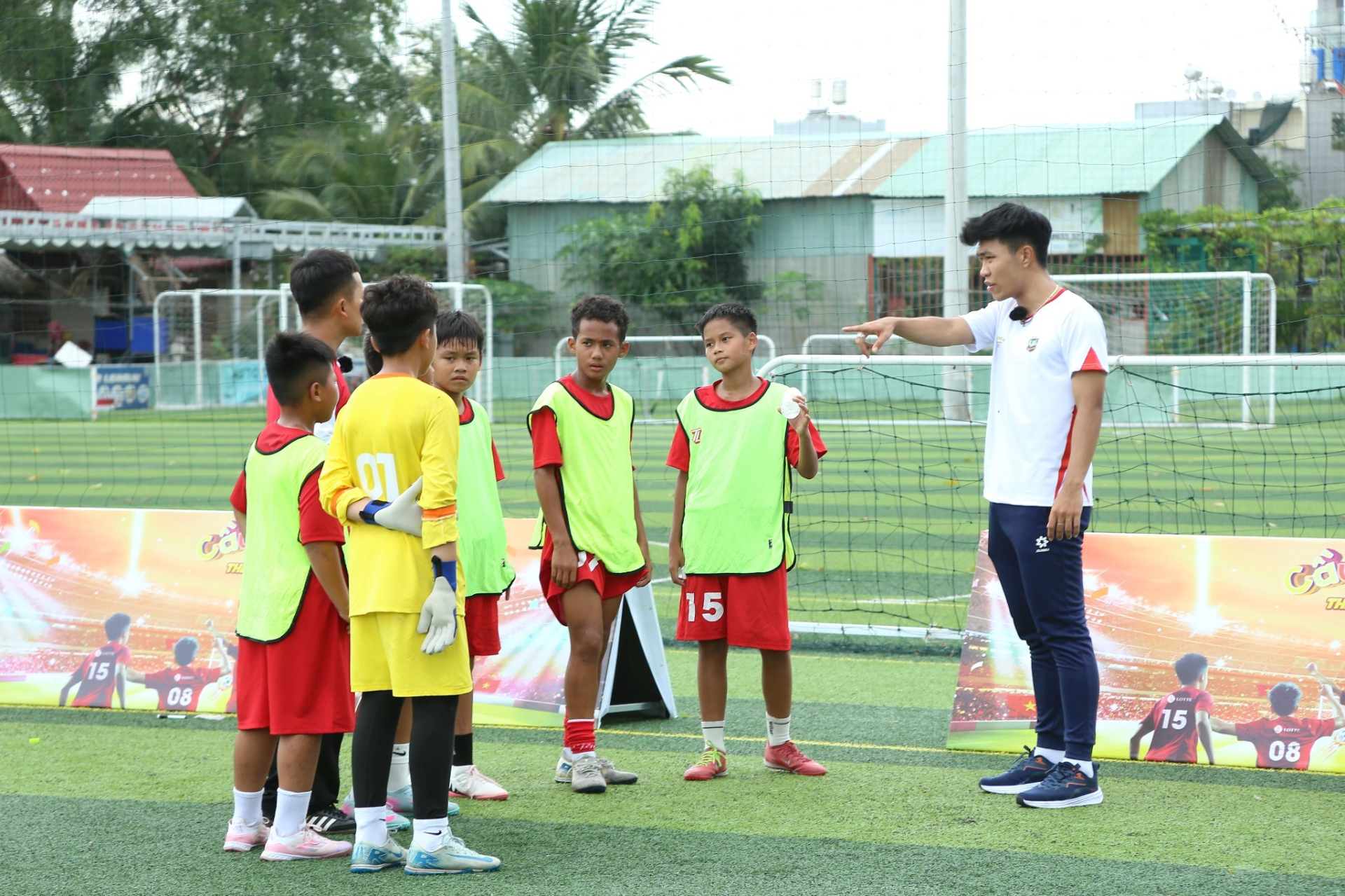 Cầu thủ Lý Đức đồng hành huấn luyện cùng các Cầu thủ nhí 2025.