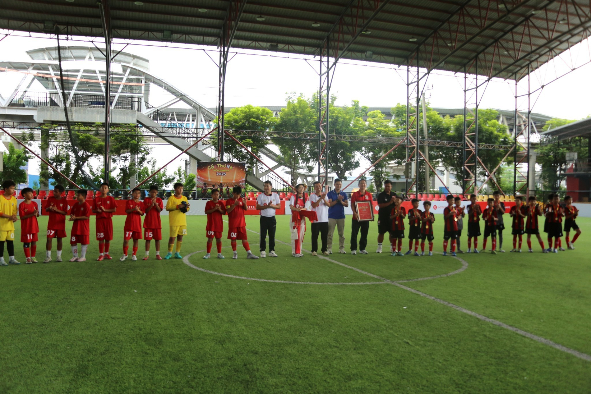 Top 10 Cầu thủ nhí 2025 có trận đá giao hữu với CLB Muangthong United Soccer School tại Thái Lan.