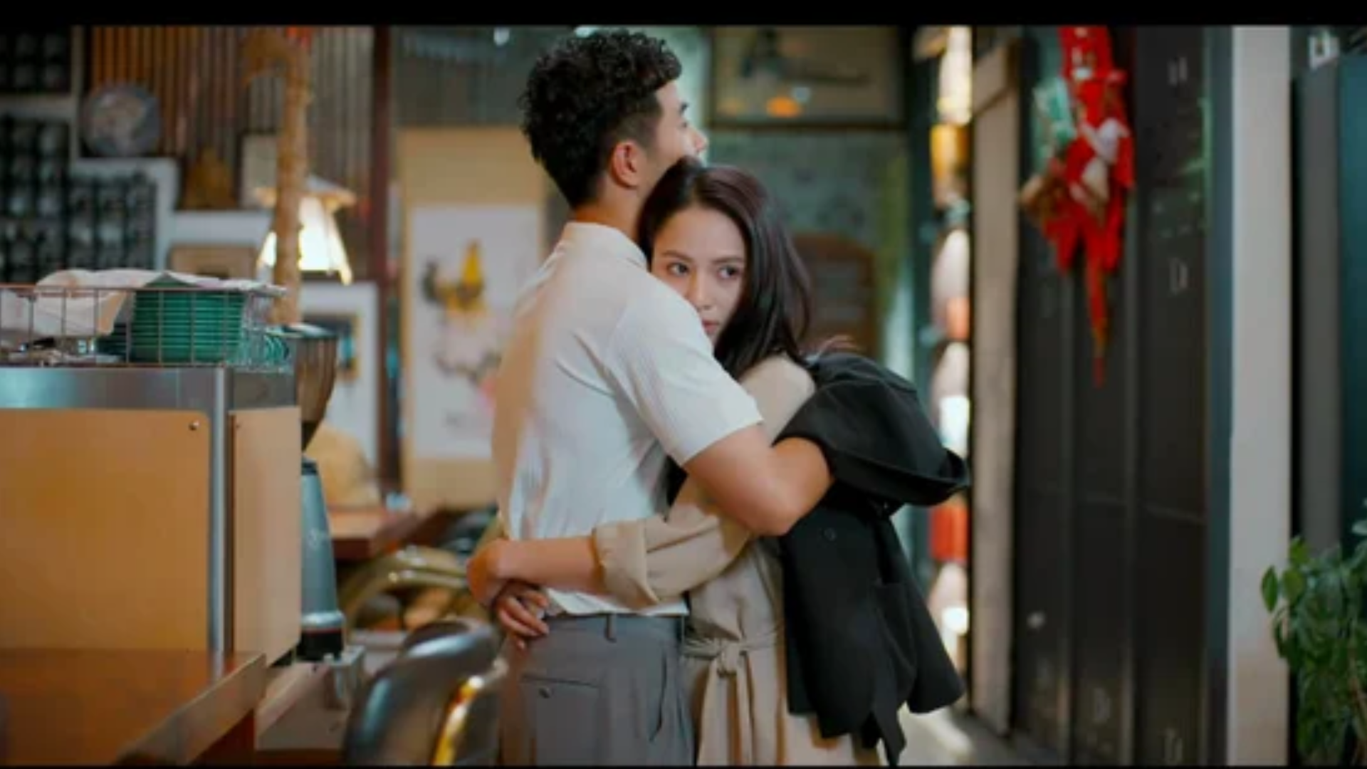 Dũng và Ngân cũng trở về bên nhau sau khoảng thời gian xa cách.