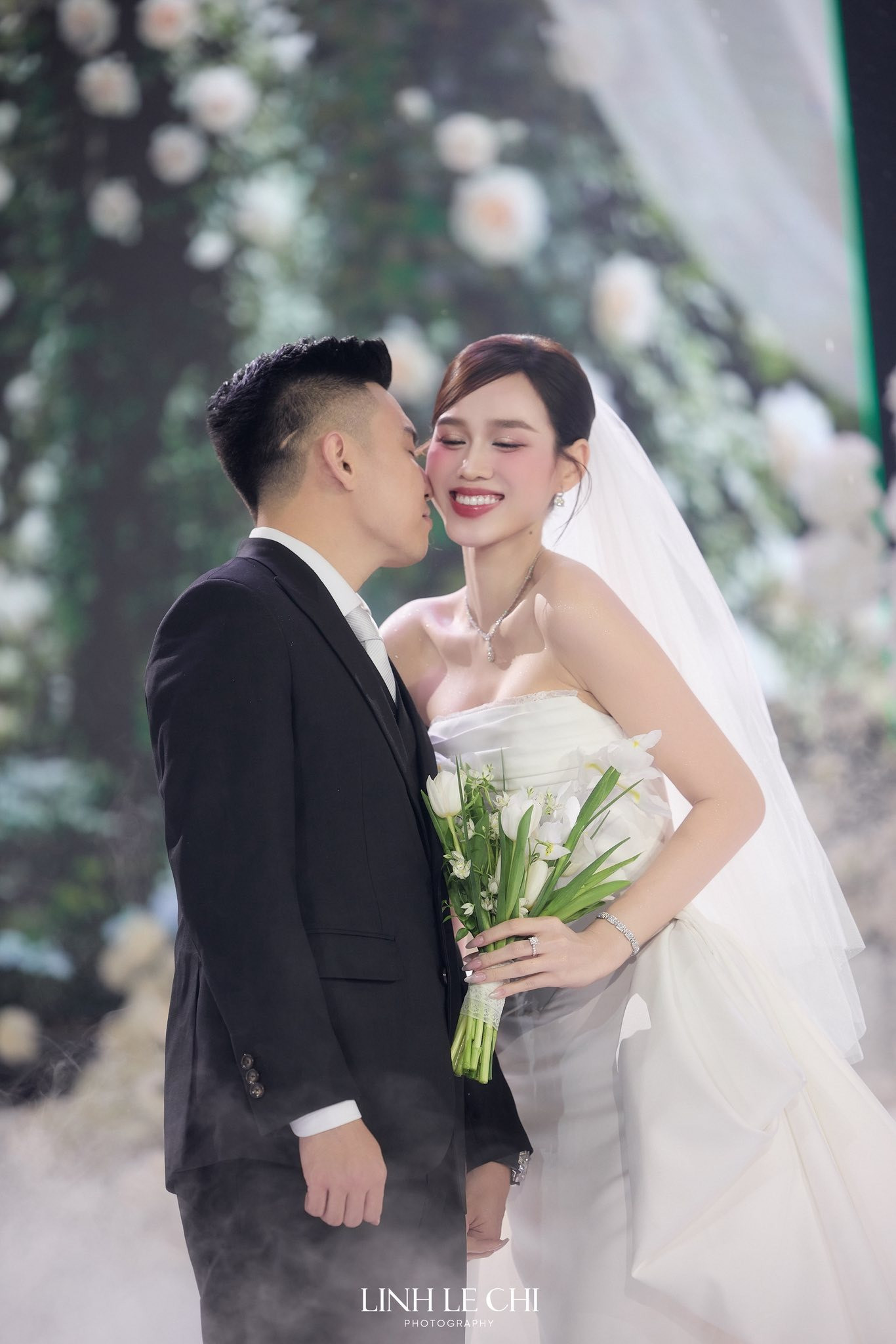 Ông xã Đỗ Thị Hà gây chú ý với phong cách thời trang độc lạ - ảnh 5