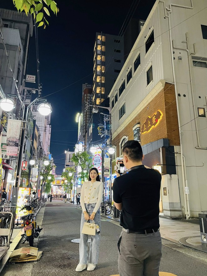 Khoảnh khắc Viết Vương kiên nhẫn chụp ảnh cho vợ cũng đủ thấy anh 'cưng' Đỗ Hà đến mức độ nào rồi.