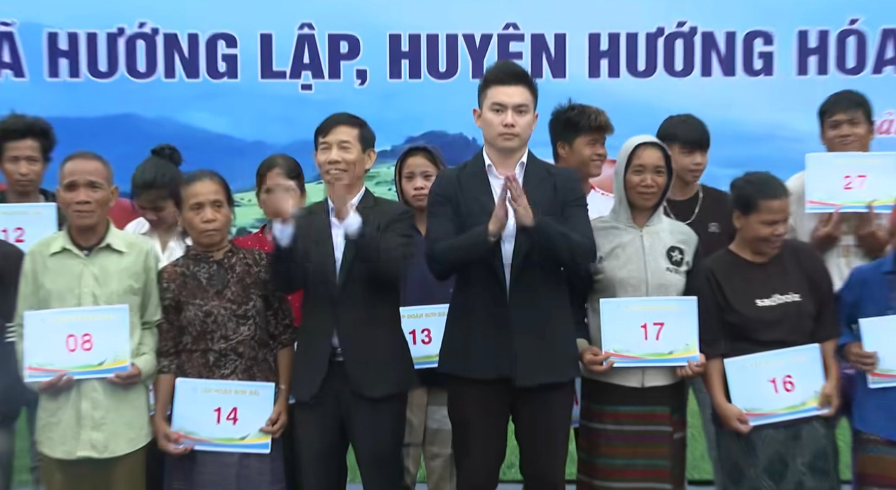 Chính cách ăn mặc thể hiện chàng thiếu gia là người trầm tính, chu đáo.