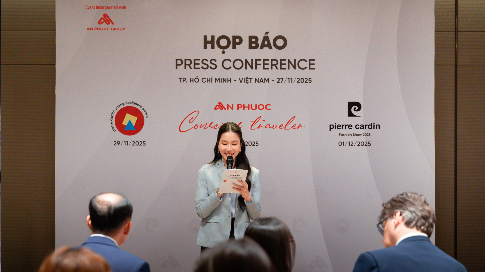 Á hậu Phương Anh gây chú ý khi hóa quý cô công sở, đảm nhận vai trò MC - ảnh 1