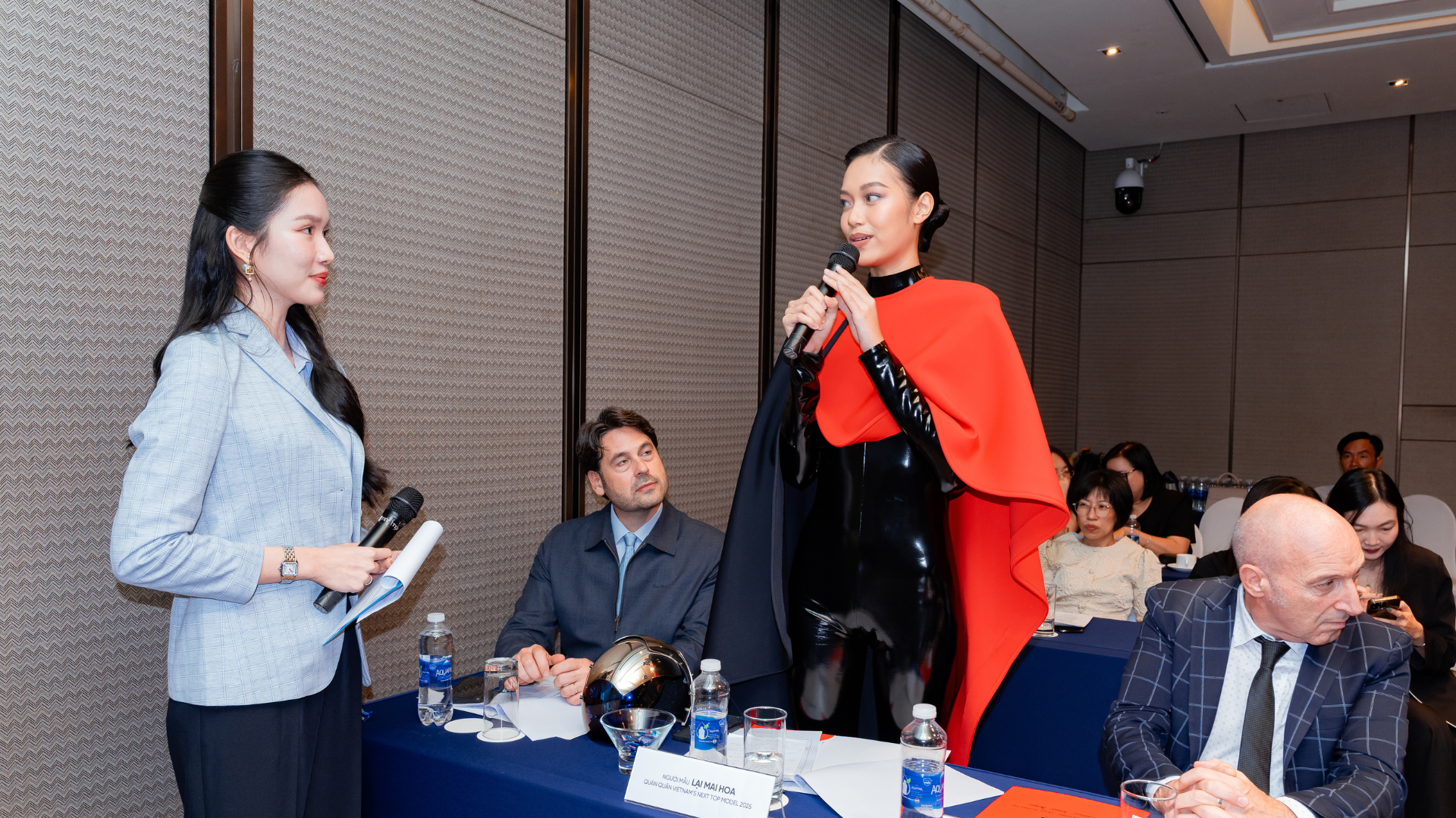 Á hậu Phương Anh gây chú ý khi hóa quý cô công sở, đảm nhận vai trò MC - ảnh 3