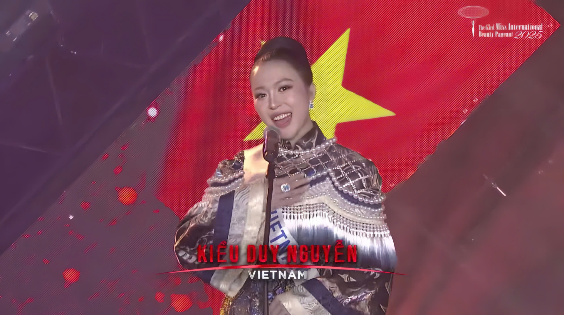 Miss International 2025: Thanh Thuỷ final walk đầy cảm xúc, Kiều Duy có chia sẻ đầu tiên sau chung kết - ảnh 1
