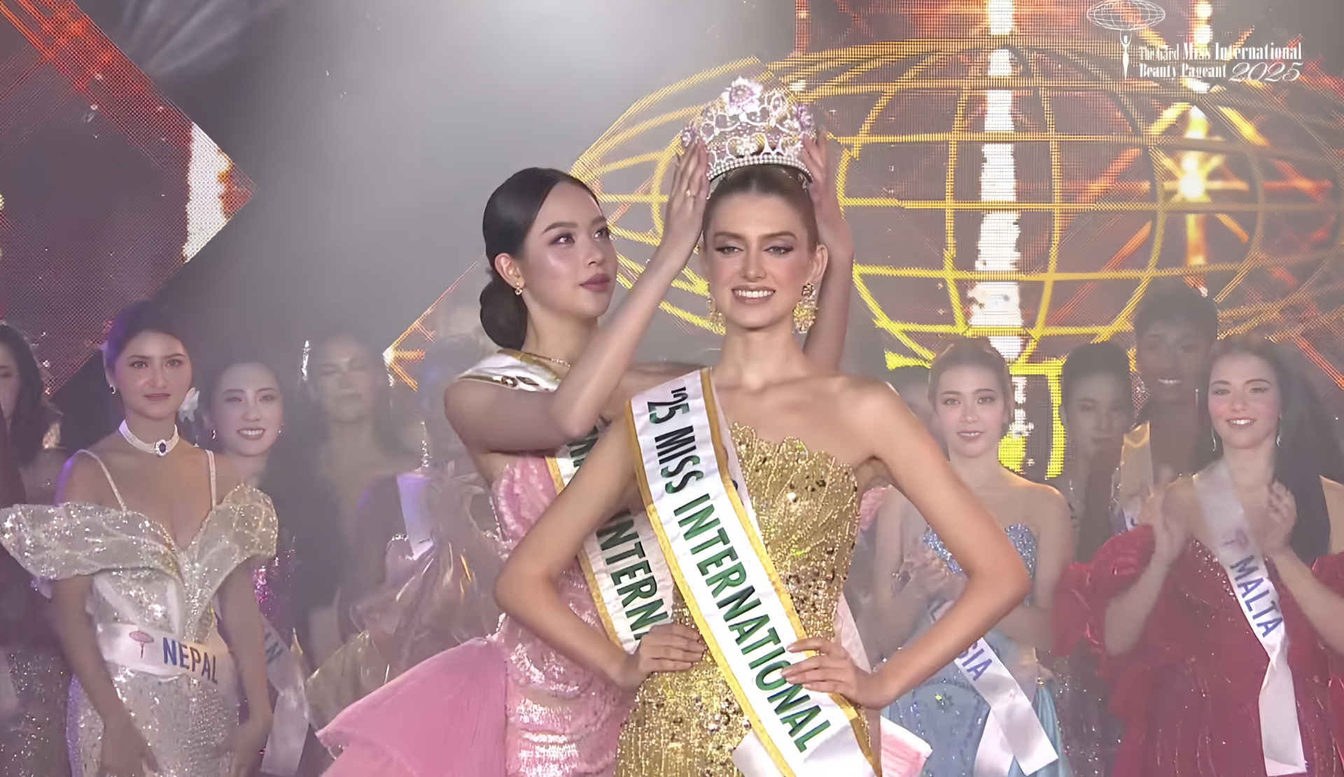 Miss International 2025: Thanh Thuỷ final walk đầy cảm xúc, Kiều Duy có chia sẻ đầu tiên sau chung kết - ảnh 5