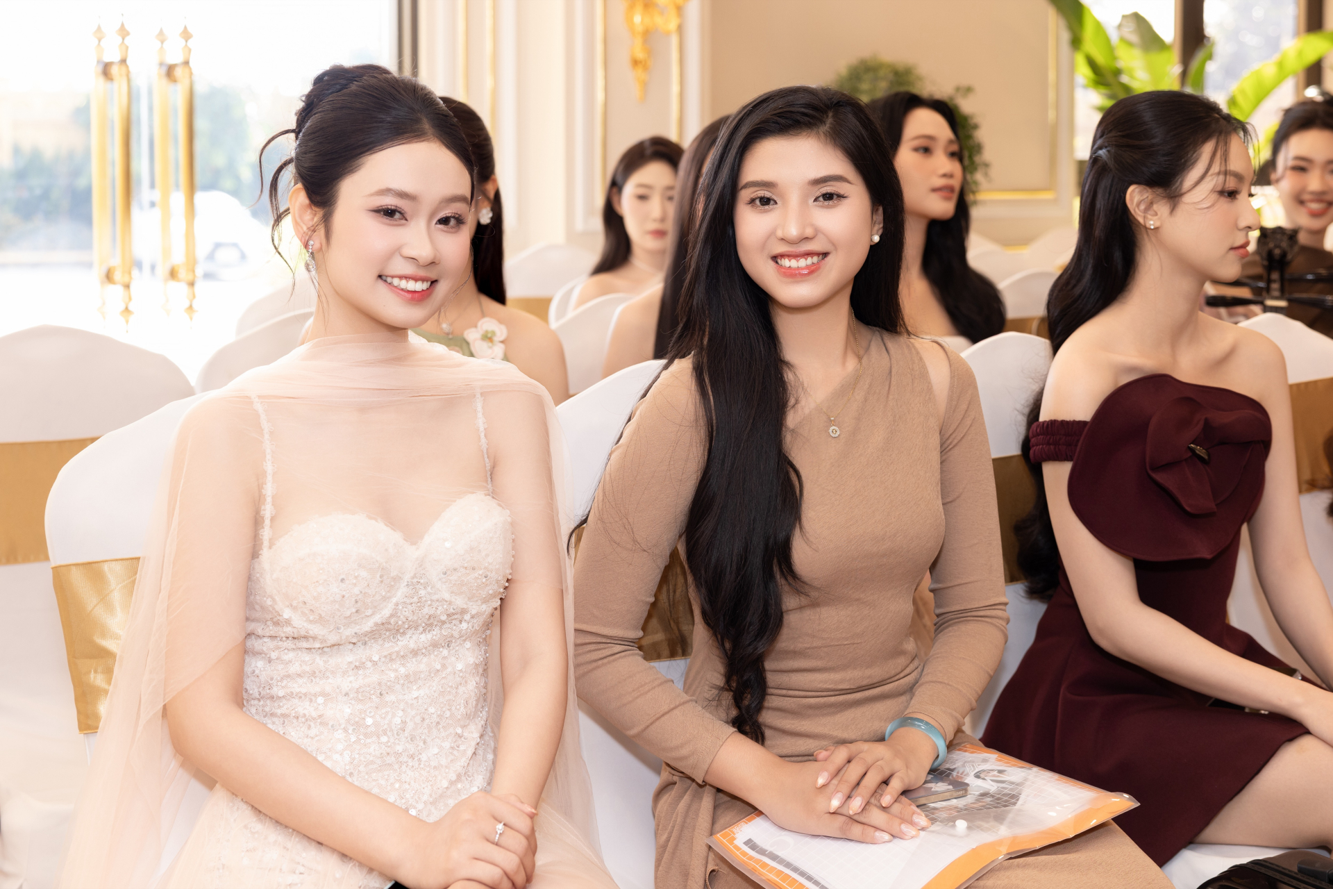 Thí sinh Miss World Vietnam 2025 gây sốt với trình độ ngoại ngữ, học vấn ấn tượng - ảnh 2