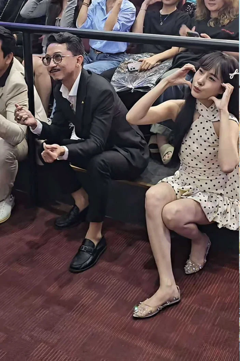 Hứa Minh Đạt giữ khoảng cách với nữ diễn viên trẻ trong một sự kiện mới đây.