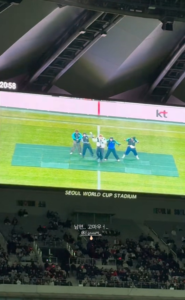 Ngay trước đám cưới Eunjung, Soyeon vẫn còn ở Hàn và thậm chí dự khán trận bóng ngày 18/11, còn đăng ảnh check-in từ khán đài lên mạng xã hội.